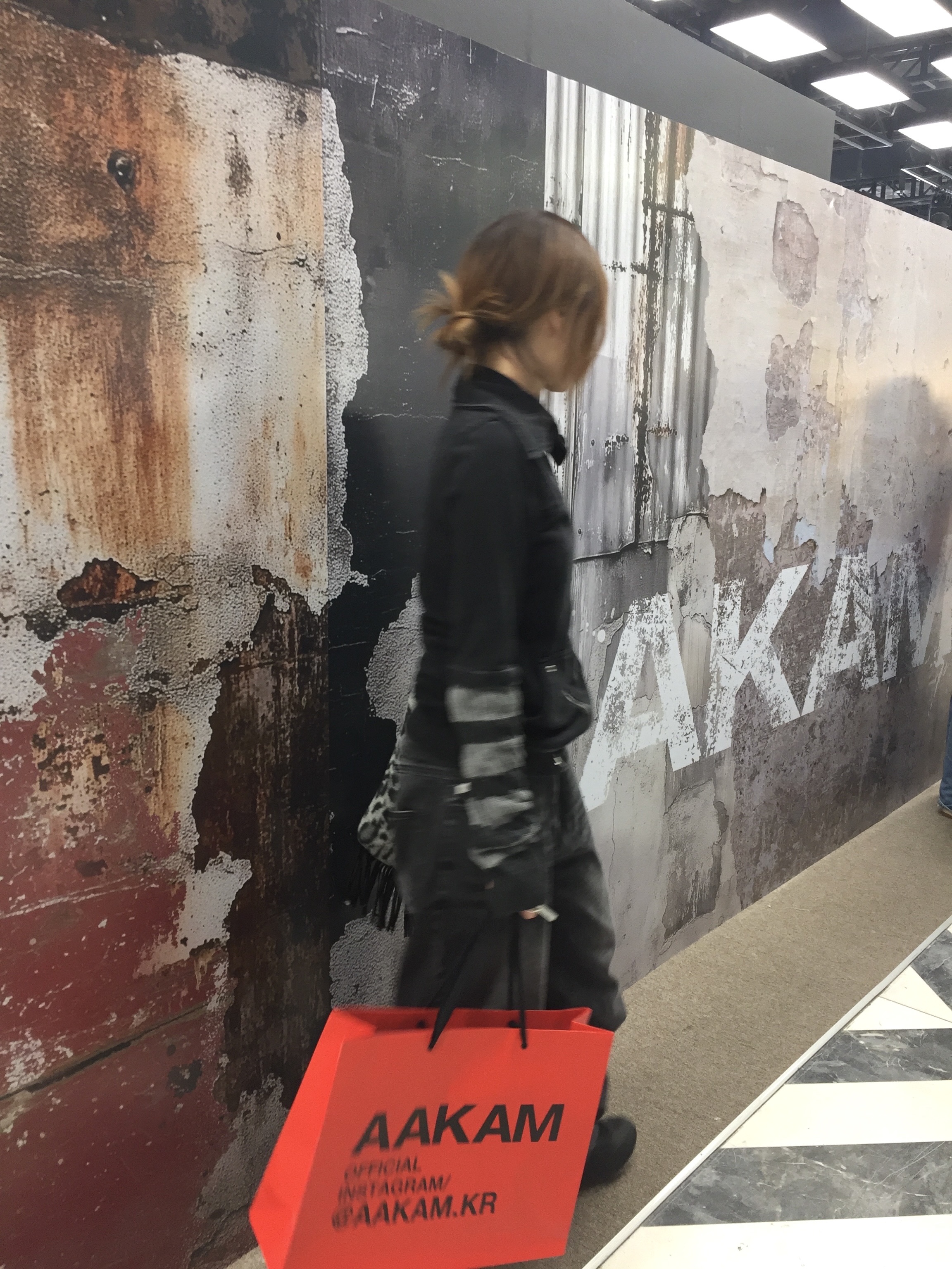 Roughneck Cable Knit Track Jacket, SOMSOC Vian Fringe Contrast Bag Leopard 착용 스타일 - 3