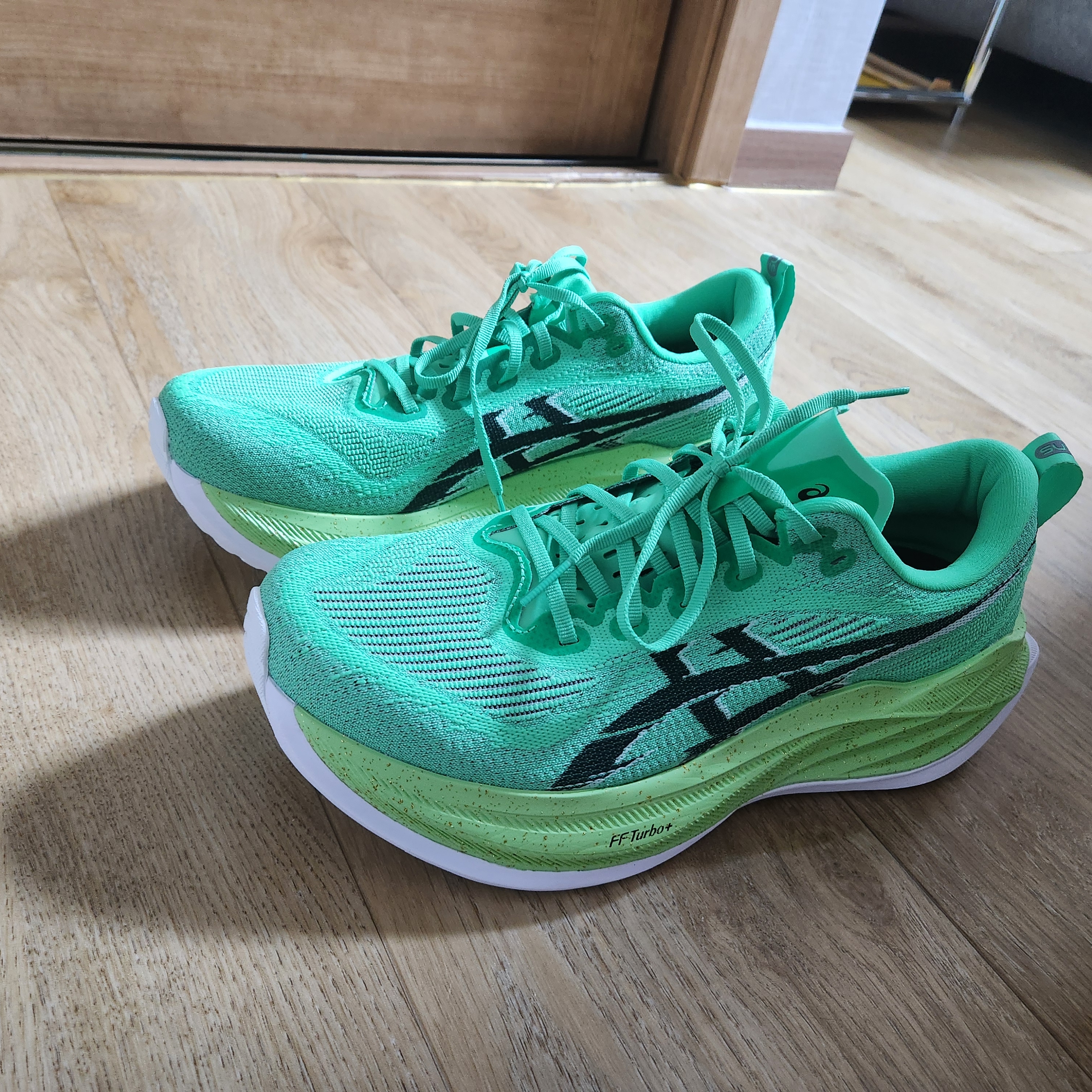 Asics Superblast 2 Ekiden Vital Green Black 착용 스타일