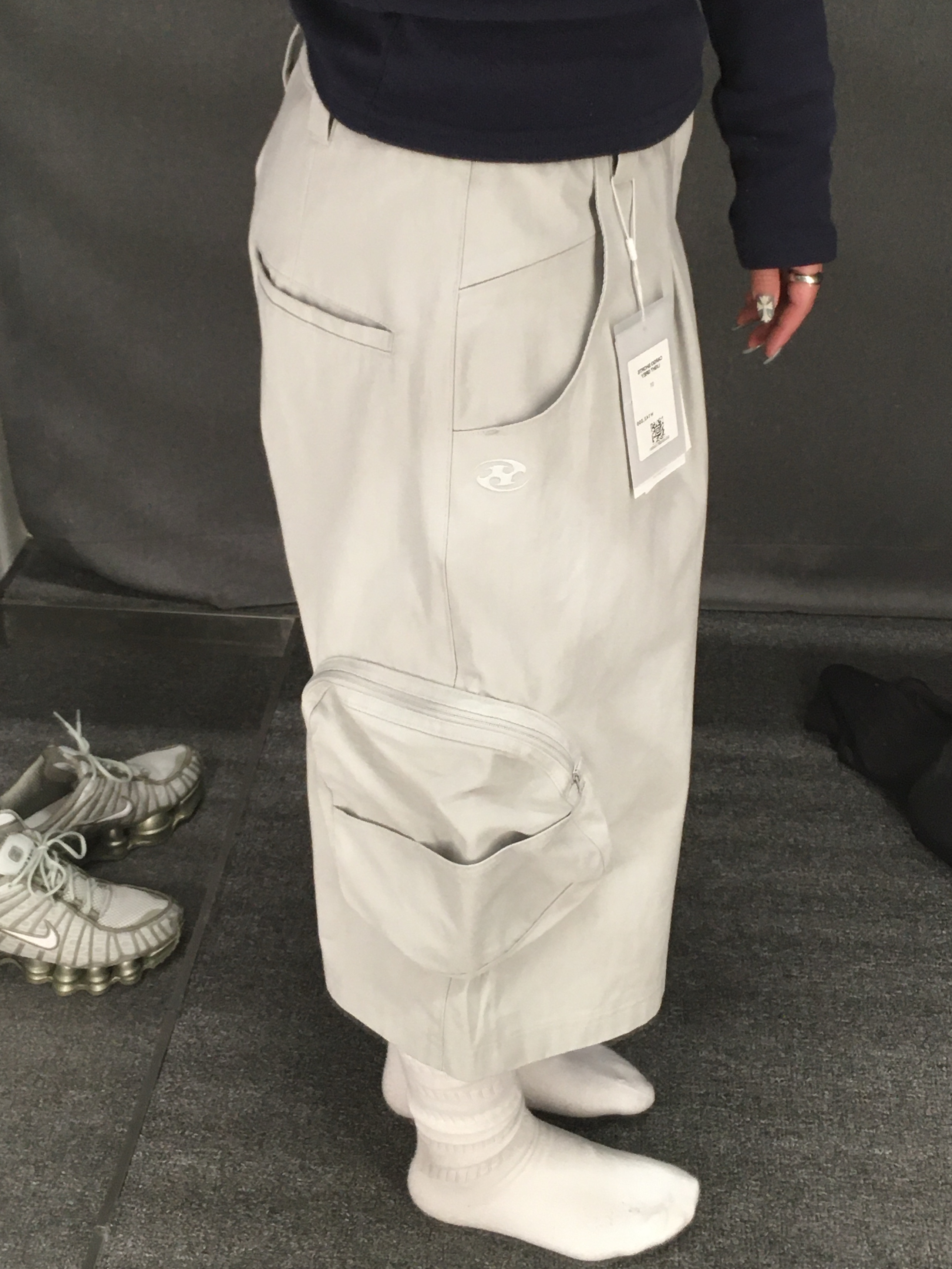 Sansan Gear Cargo Shorts Light Grey, (W) Nike Shox TL Light Silver White 착용 스타일 - 3