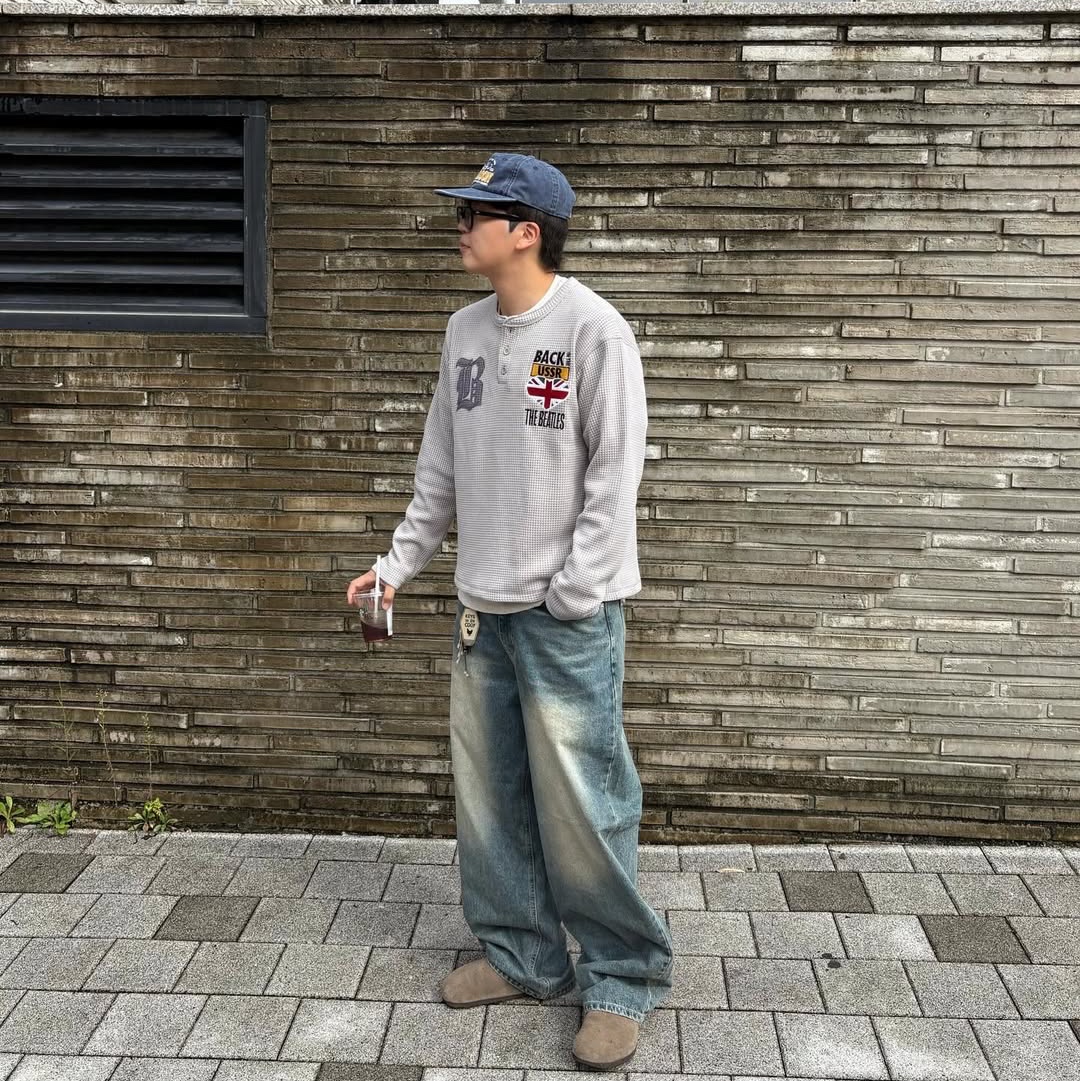 MAINBOOTH Beatles x Waffleton Henley Neck T-Shirt Beige 착용 스타일 - 2
