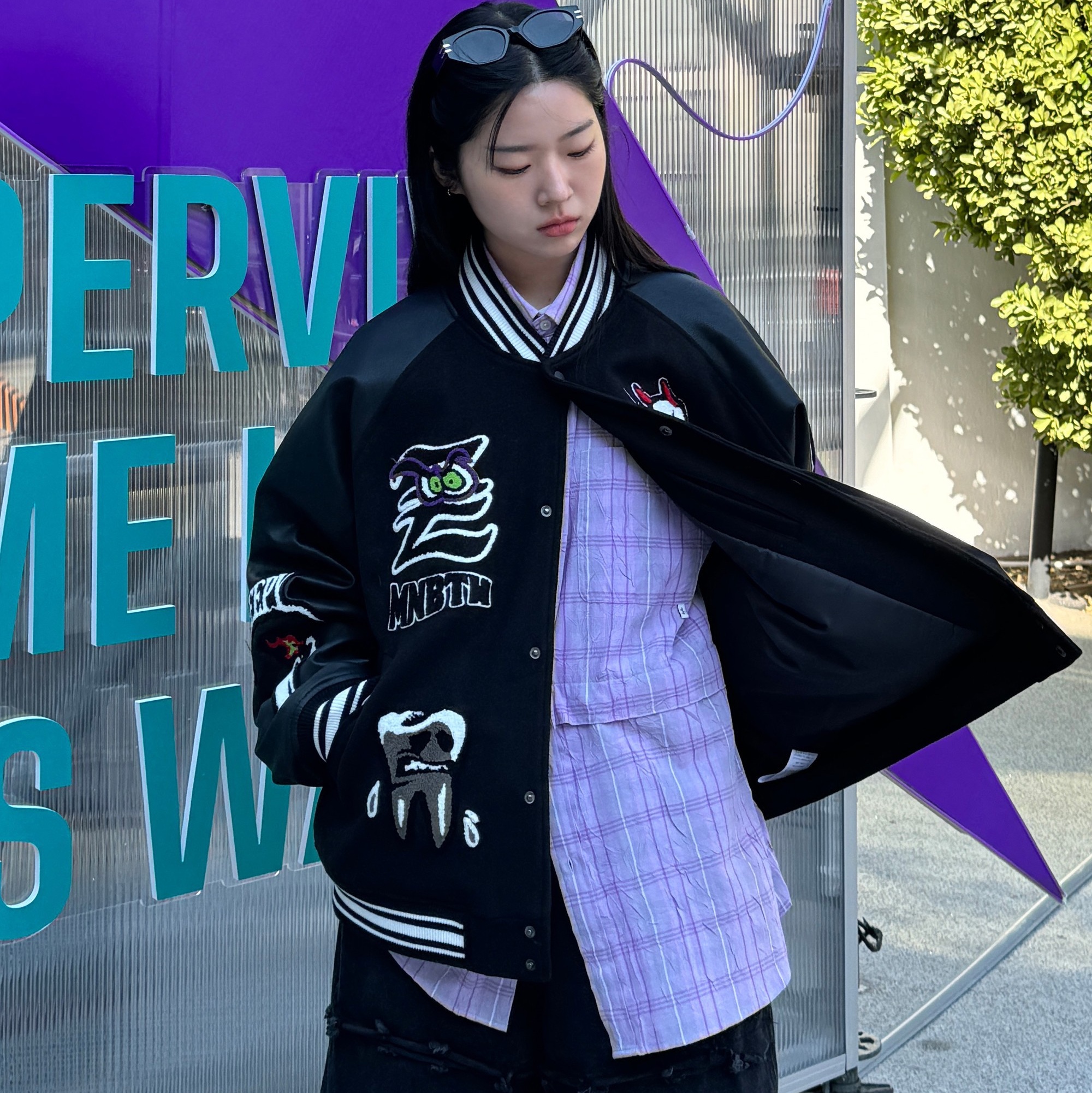 MAINBOOTH Creepy Devil Varsity Jacket Black 착용 스타일 - 4