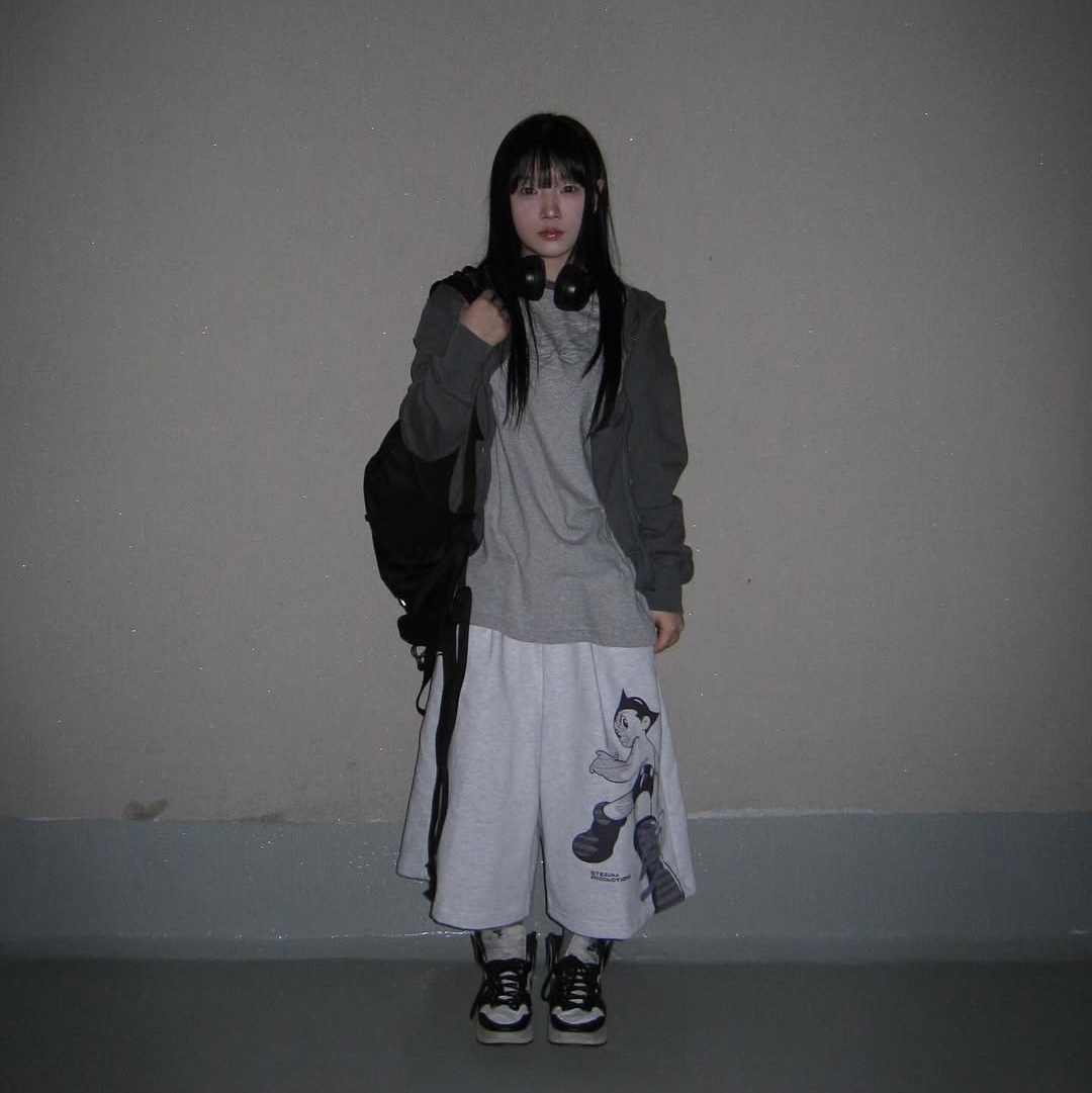 MAINBOOTH [Astro Boy] Mach 5 Sweat Shorts Cloud Gray 착용 스타일 - 1