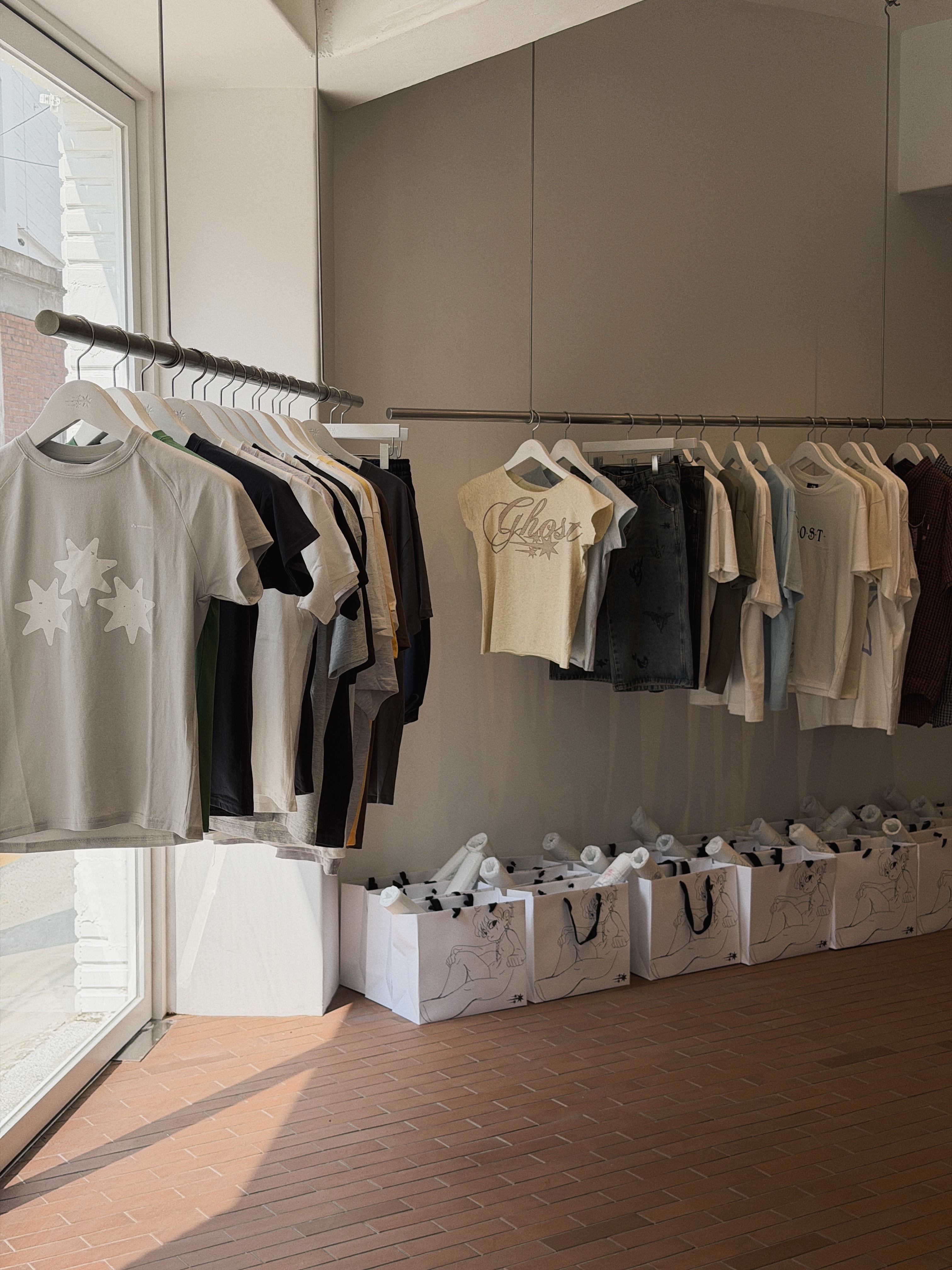 Casetify x Fragment x God Selection XXX iPhone OG Logo Magsafe Impact Case Matte Black, STU Heather Round Neck Cardigan 착용 스타일 - 3