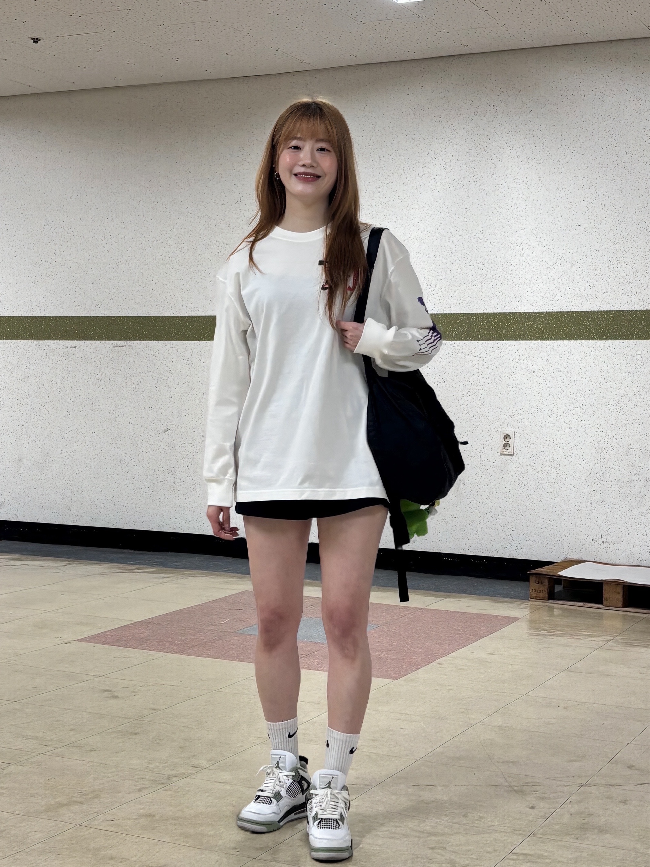 (W) Jordan 4 Retro Oil Green, Nike Tech Windrunner Woven Full-Zip Jacket Black - Asia 착용 스타일 - 2