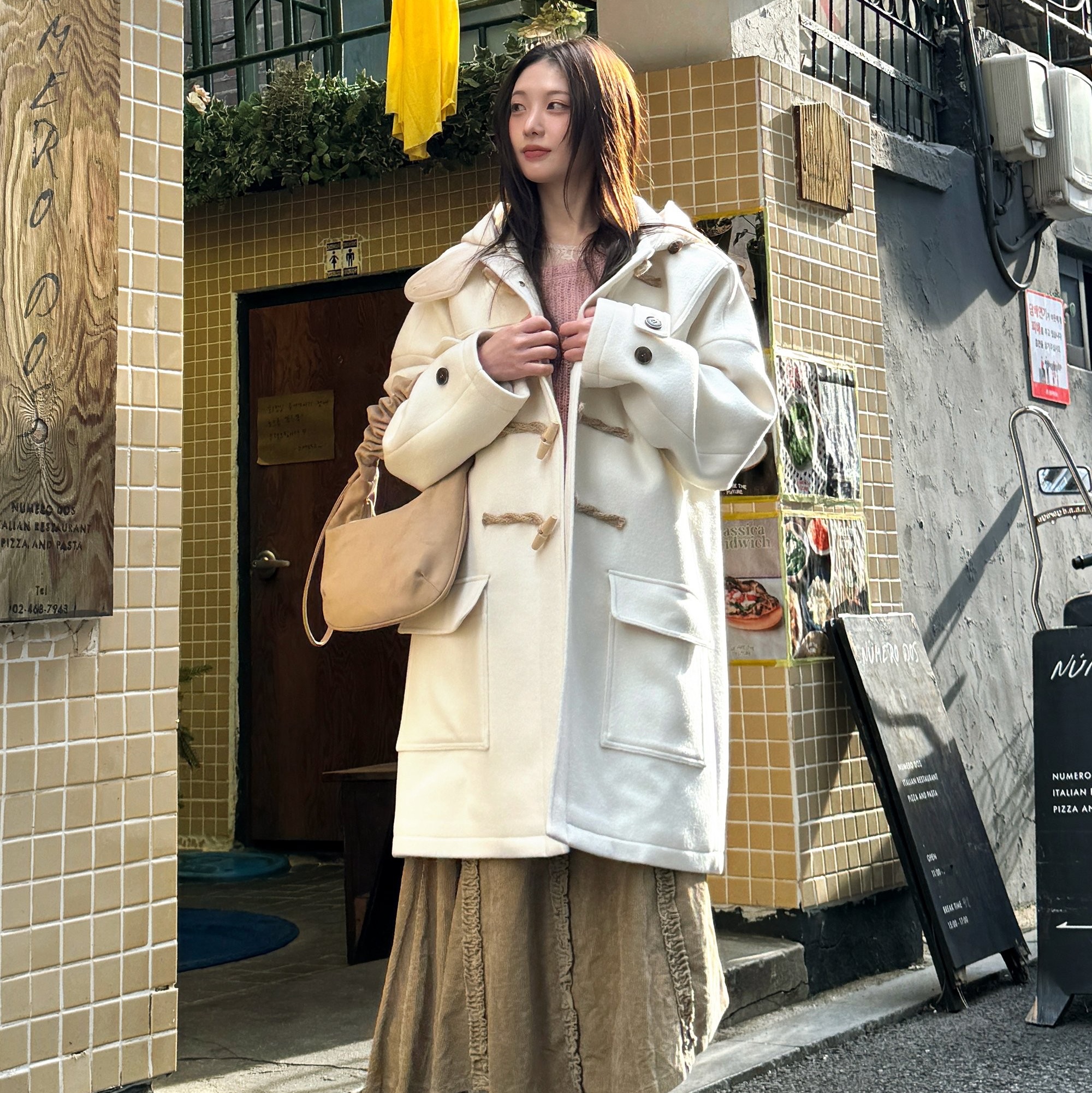 MAINBOOTH Oversized Duffle Coat Ivory 착용 스타일 - 1
