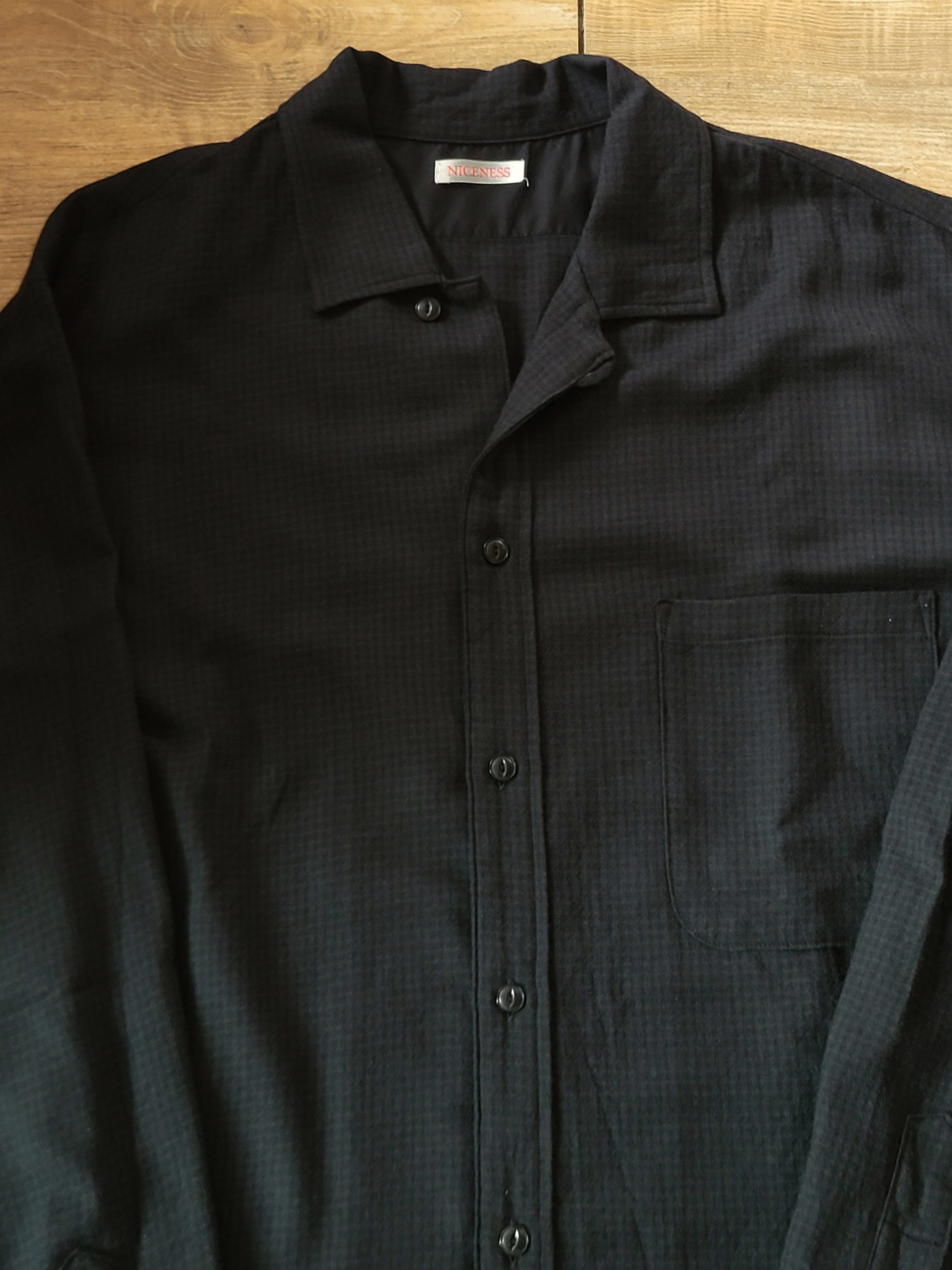 Niceness S.Coil Shirt Black 착용 스타일 - 3