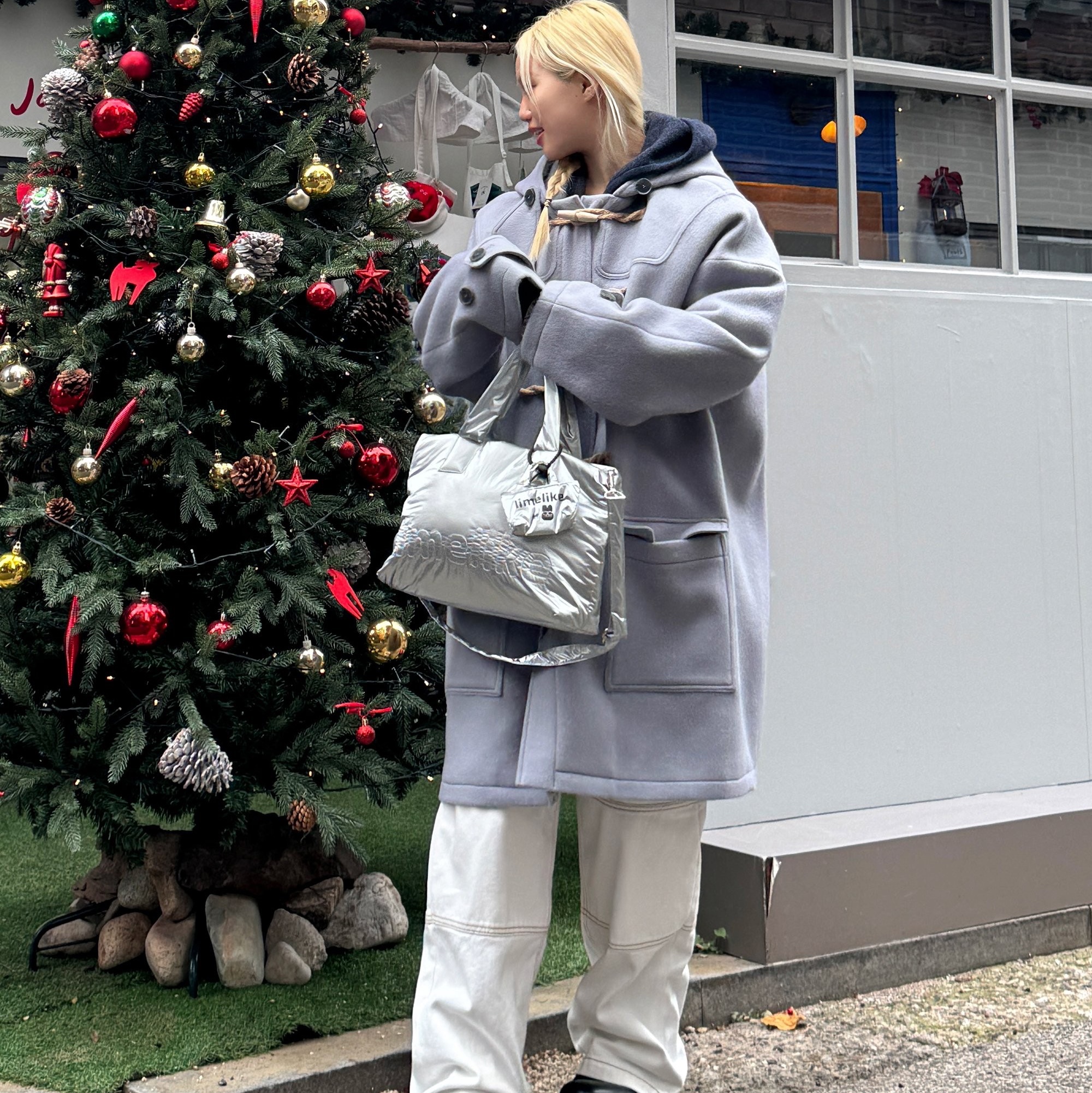 MAINBOOTH Oversized Duffle Coat Ash Blue 착용 스타일 - 3