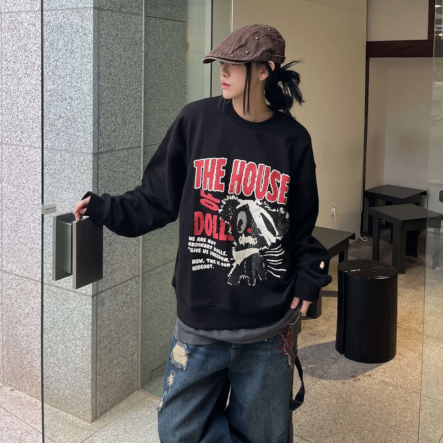 MAINBOOTH Doll House Sweatshirt Black, MAINBOOTH LAB.017 Balloon Denim Pants Indigo 착용 스타일 - 4