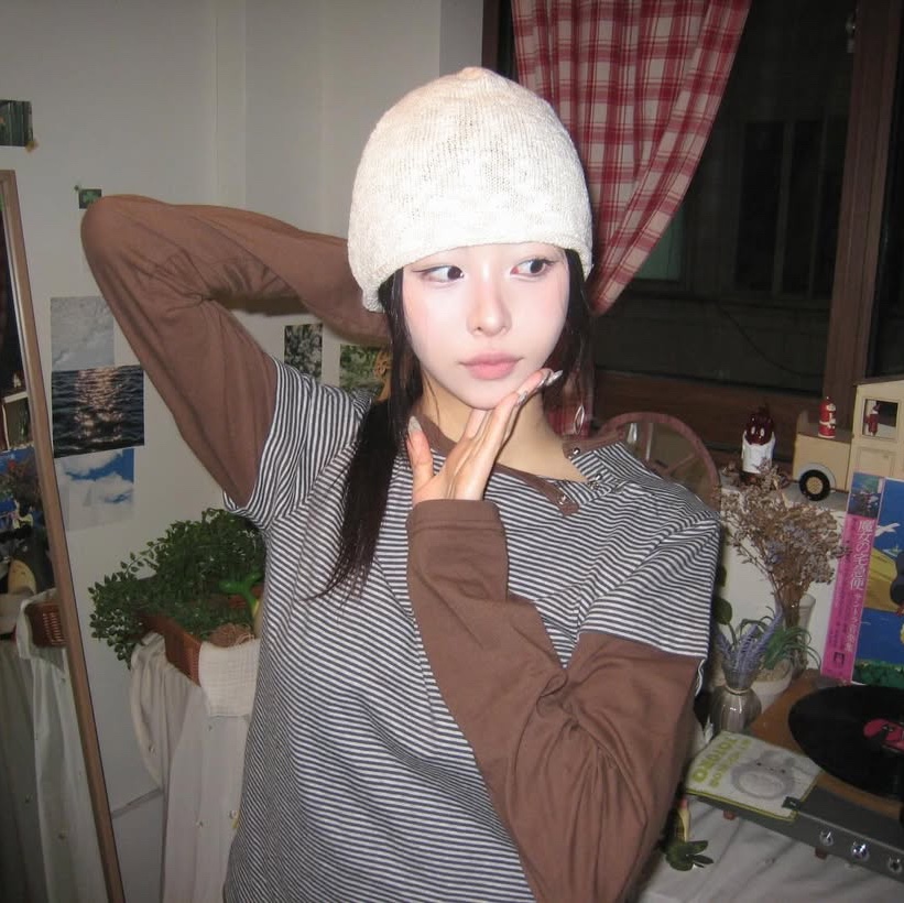 MAINBOOTH Button Turban Beanie IVORY, MAINBOOTH Layered Border T-shirt BROWN 착용 스타일 - 3