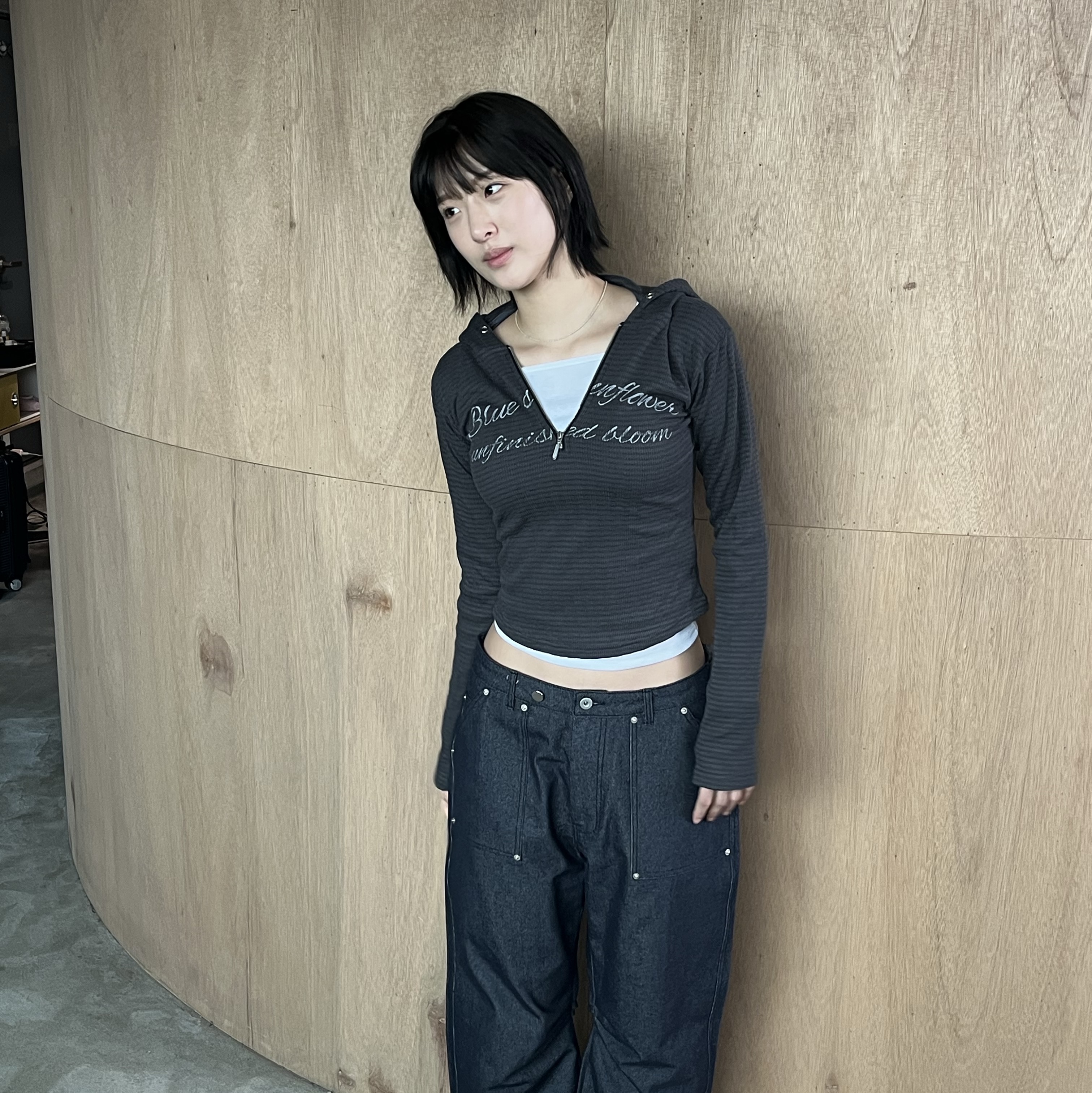 Blue Sunflower Crop Hood Half-Zip Charcoal, Blue Sunflower Curved Denim Carpenter Pants 착용 스타일 - 1