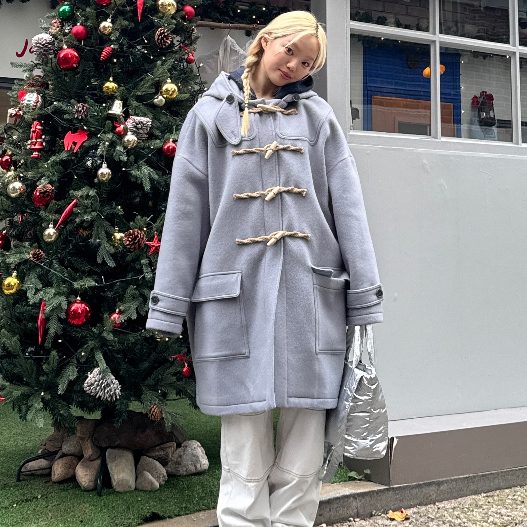 MAINBOOTH Oversized Duffle Coat Ash Blue 착용 스타일 - 1