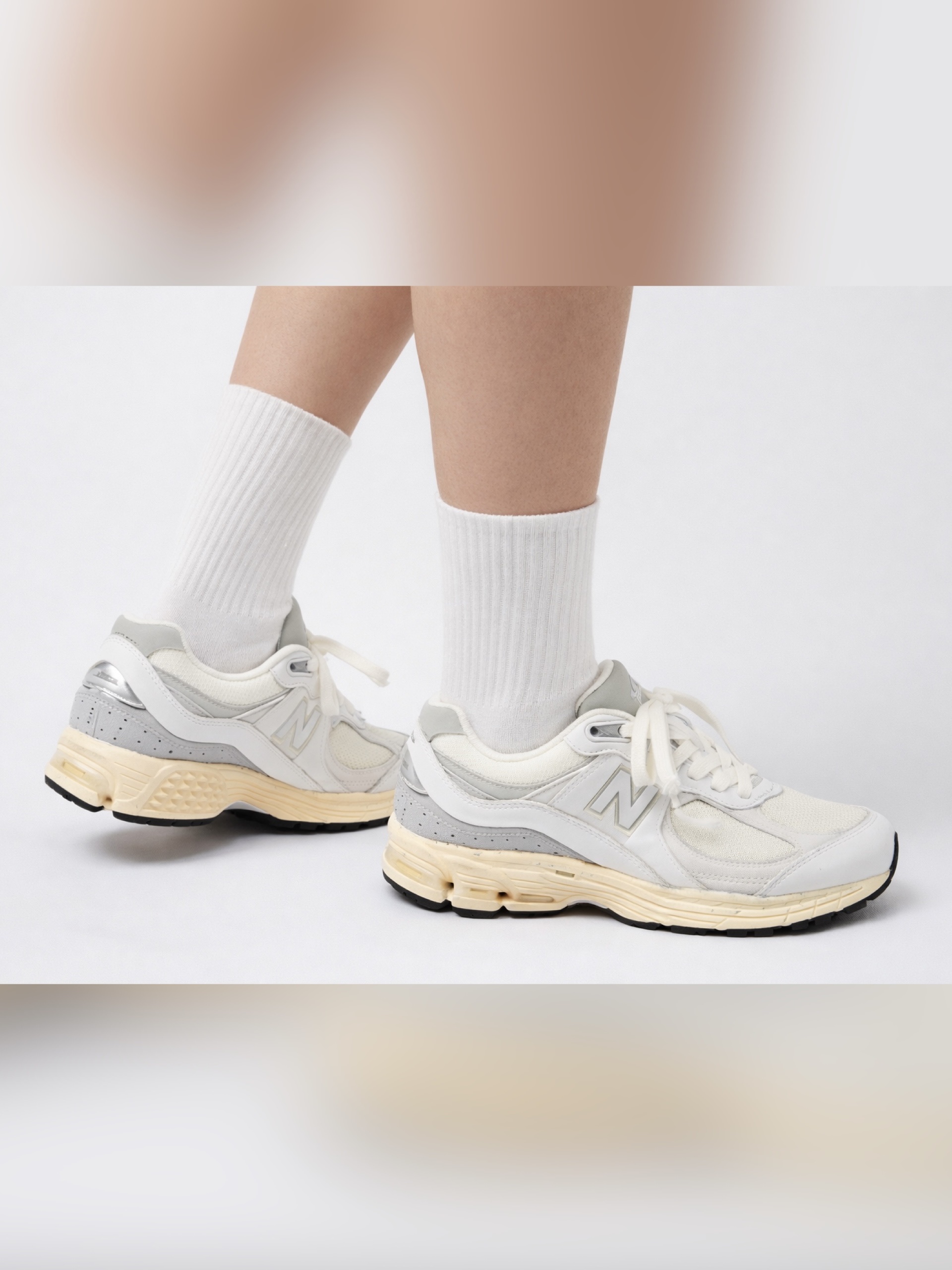 New Balance 2002R White Gold Metallic 착용 스타일