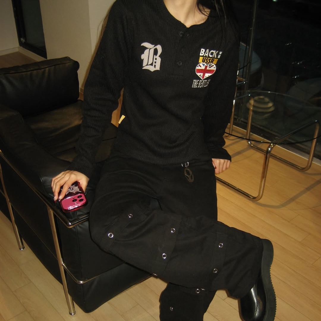 MAINBOOTH Beatles x Waffleton Henley Neck T-Shirt Black 착용 스타일 - 2