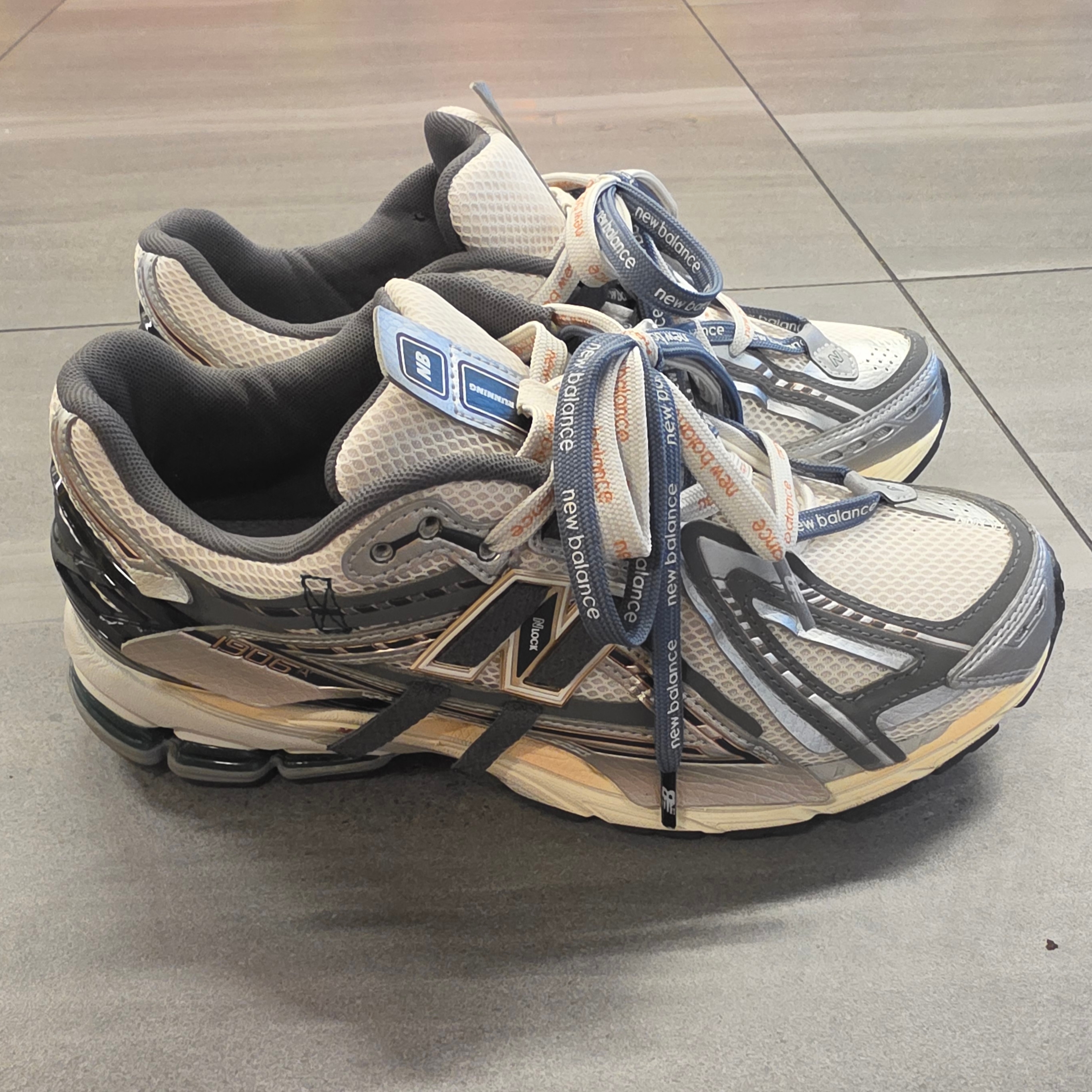 New Balance 1906A Silver Metallic Castlerock 착용 스타일 - 1