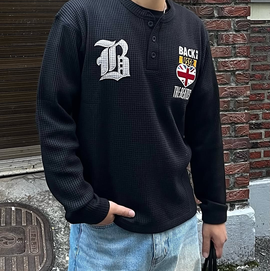 MAINBOOTH Beatles x Waffleton Henley Neck T-Shirt Black 착용 스타일 - 2