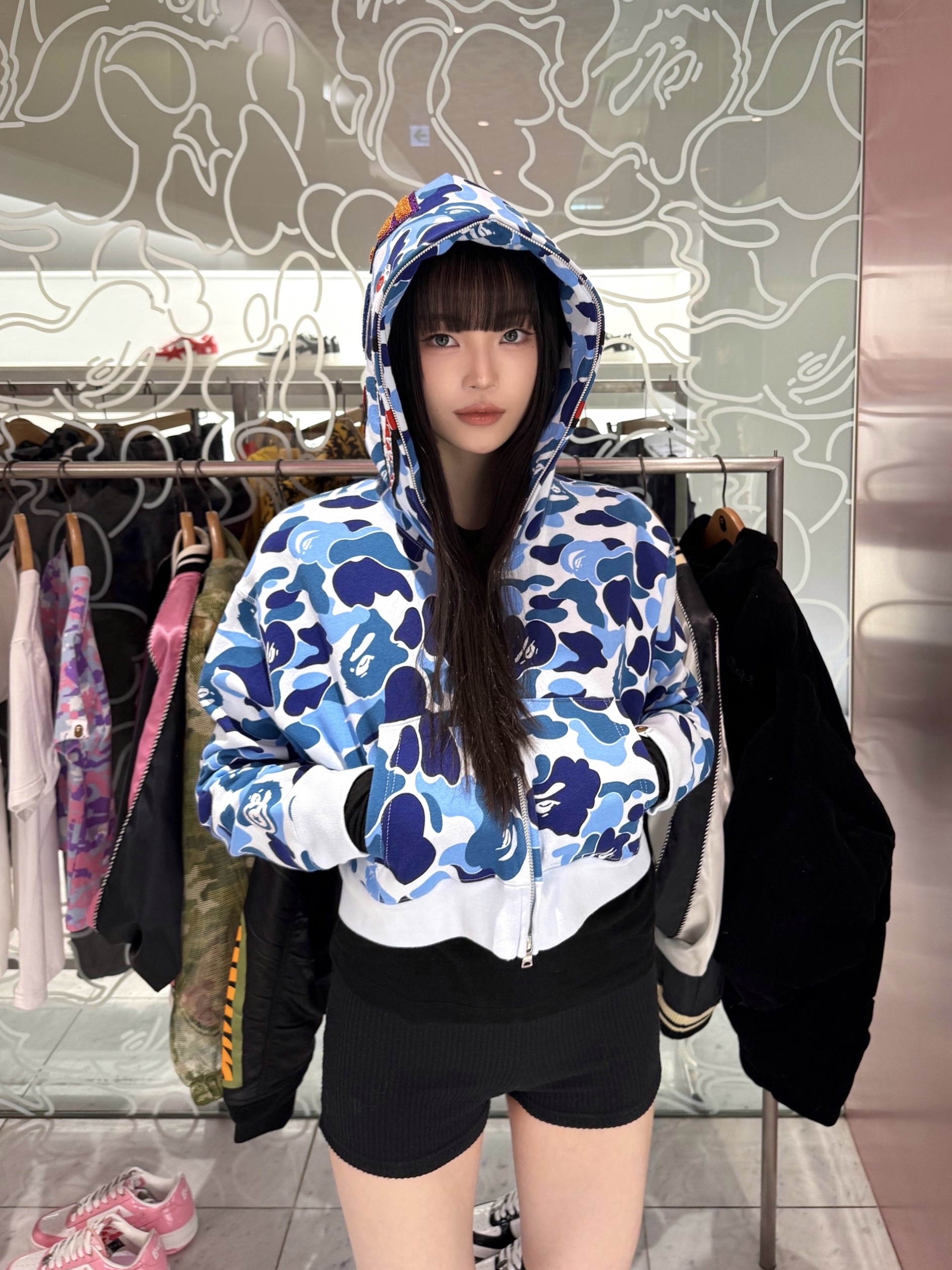 (W) BAPE ABC Camo Crystal Stone Shark Cropped Full Zip Hoodie Blue, (W) BAPE ABC Camo Crystal Stone Shark Cropped Full Zip Hoodie Green 착용 스타일