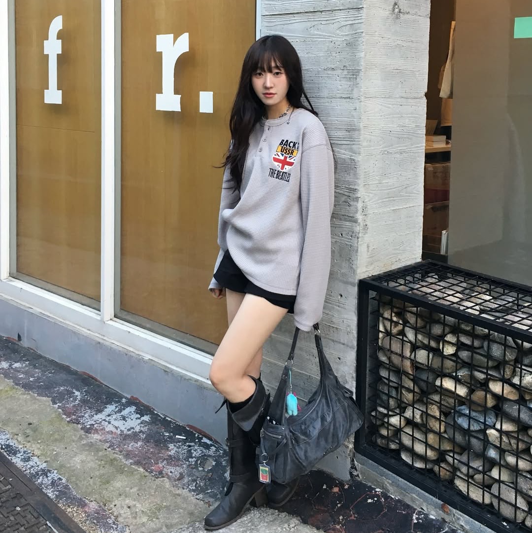 MAINBOOTH Beatles x Waffleton Henley Neck T-Shirt Beige 착용 스타일 - 5