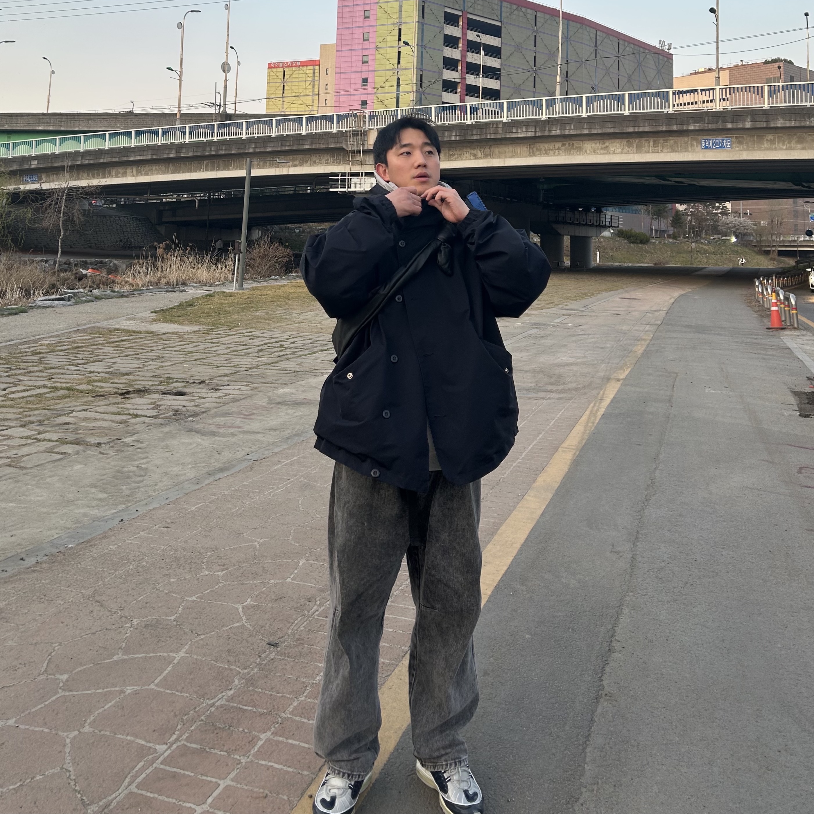 IAB Studio Woven Hoodie Gray White, Ader Error x Zara Leather Shoulder Bag with Knot Black 착용 스타일 - 2