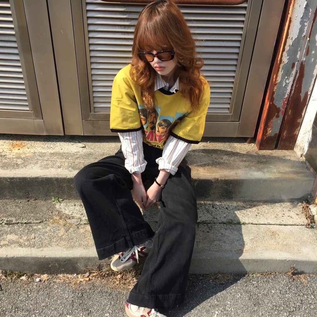 MAINBOOTH [Beatles] Love T-Shirt Yellow 착용 스타일 - 5