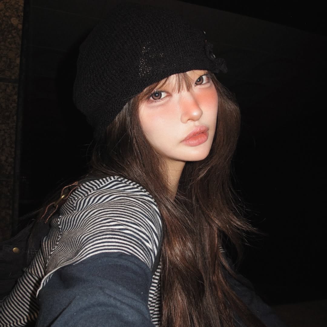MAINBOOTH Layered Border T-shirt NAVY, MAINBOOTH Button Turban Beanie BLACK 착용 스타일 - 2