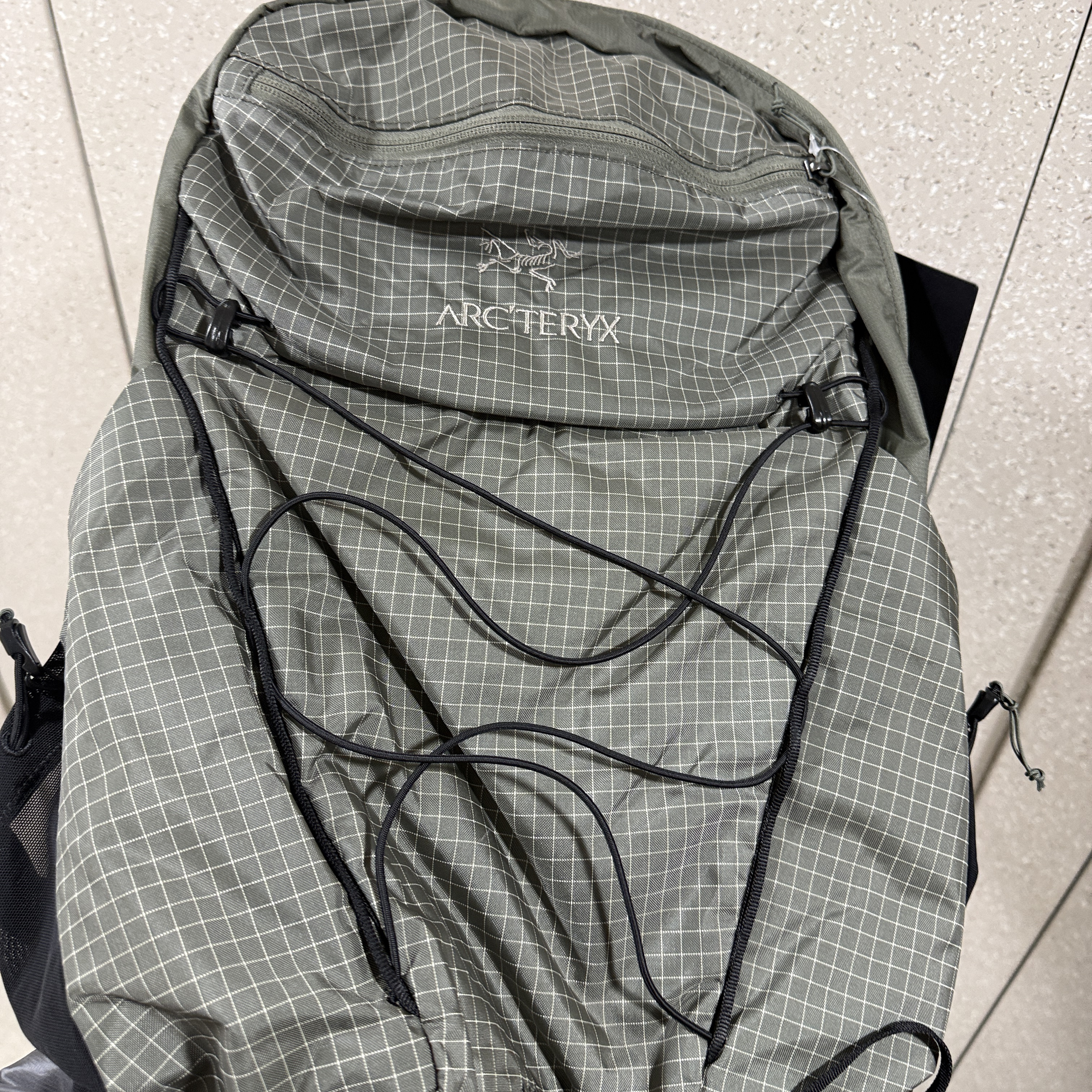 Arc'teryx Aerios 18 Backpack Forage 착용 스타일