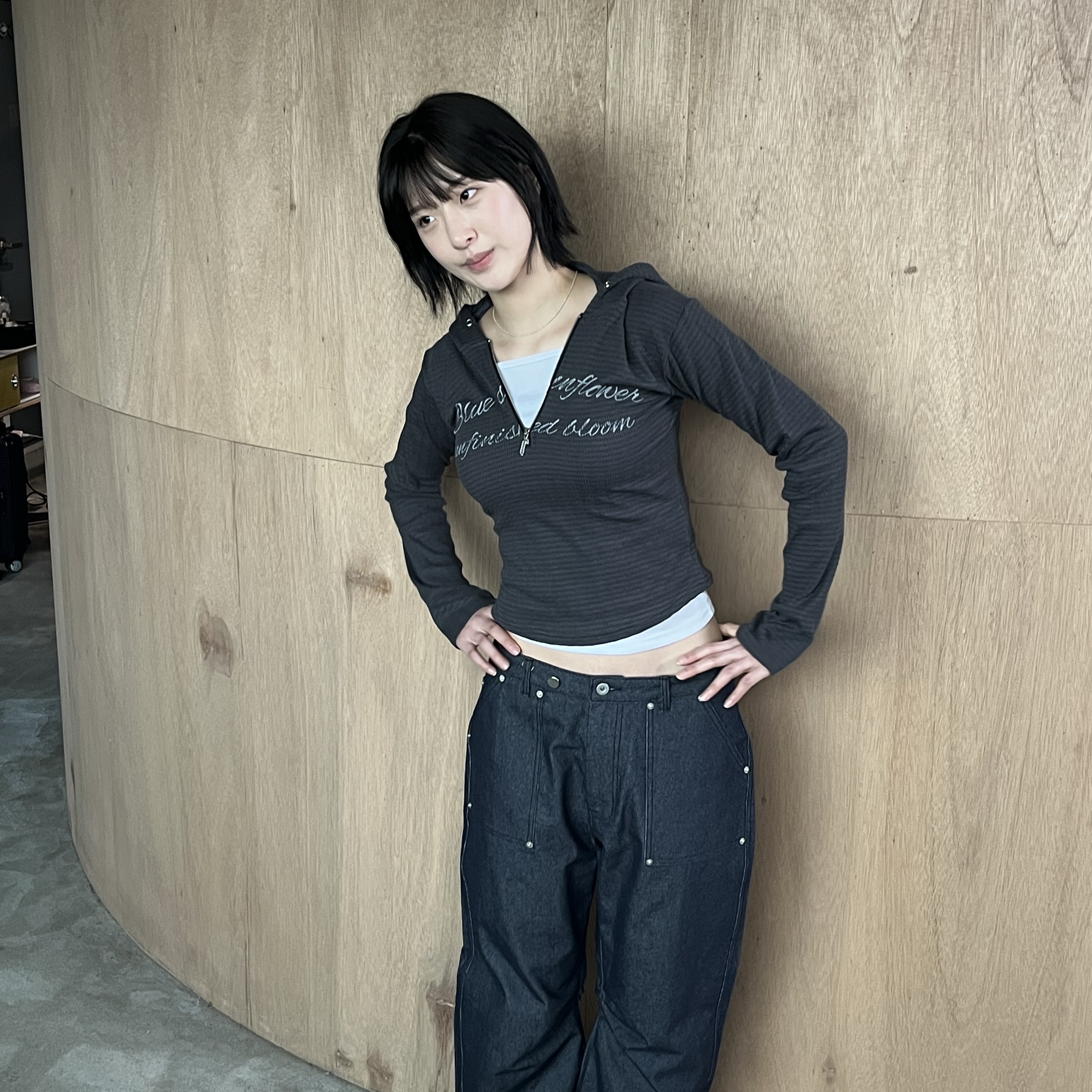 Blue Sunflower Crop Hood Half-Zip Charcoal, Blue Sunflower Curved Denim Carpenter Pants 착용 스타일 - 2
