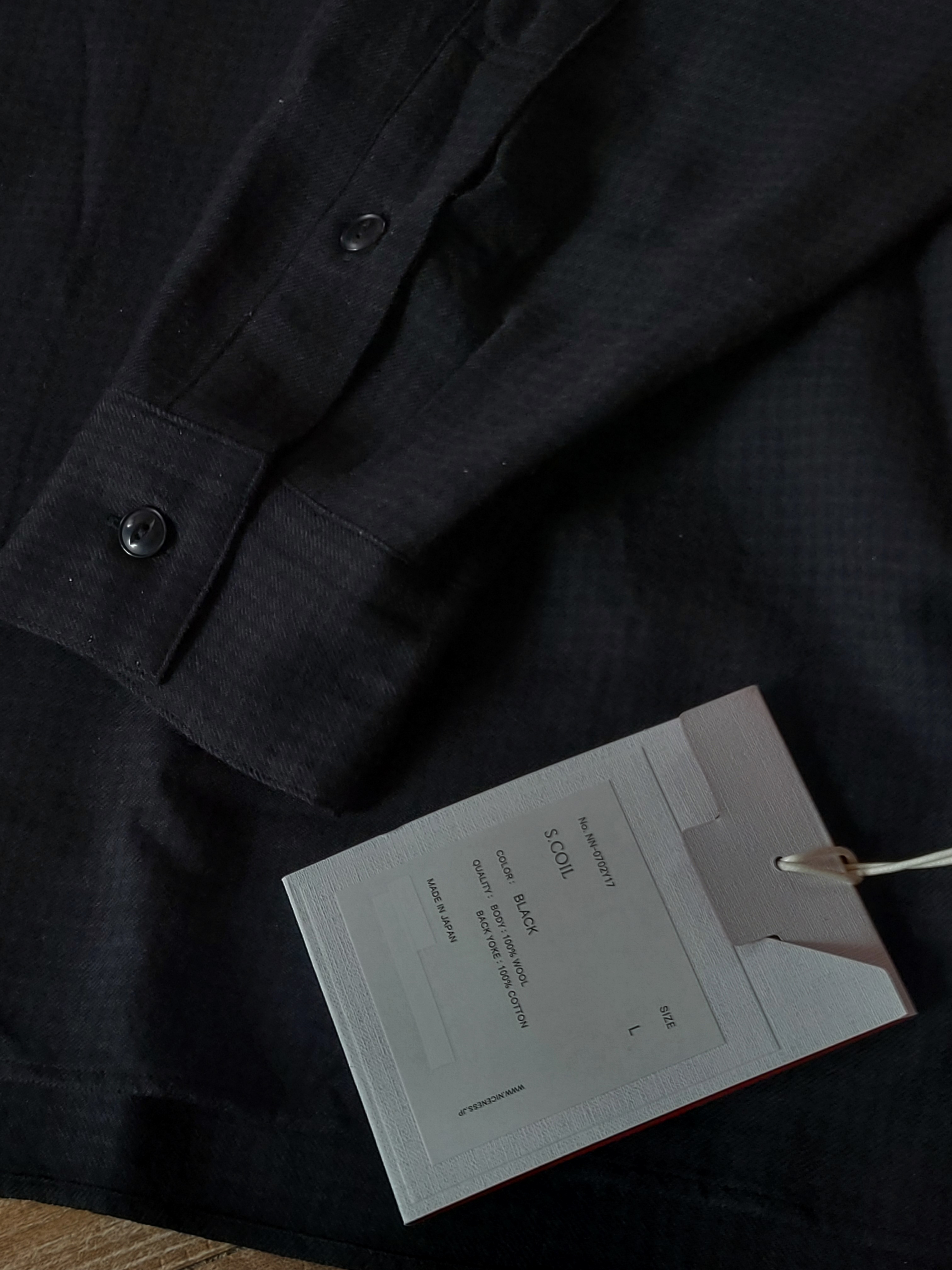 Niceness S.Coil Shirt Black 착용 스타일 - 2