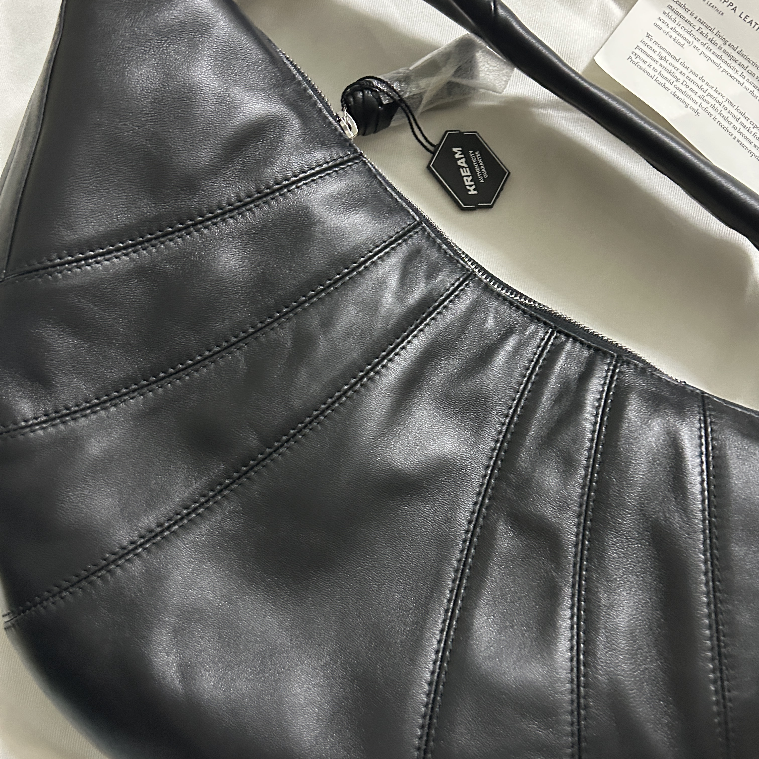 Lemaire Fortune Croissant Bag Soft Nappa Leather Black 착용 스타일