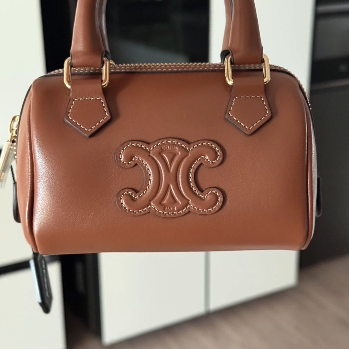 Celine Mini Boston in Smooth Calfskin Tan 착용 스타일