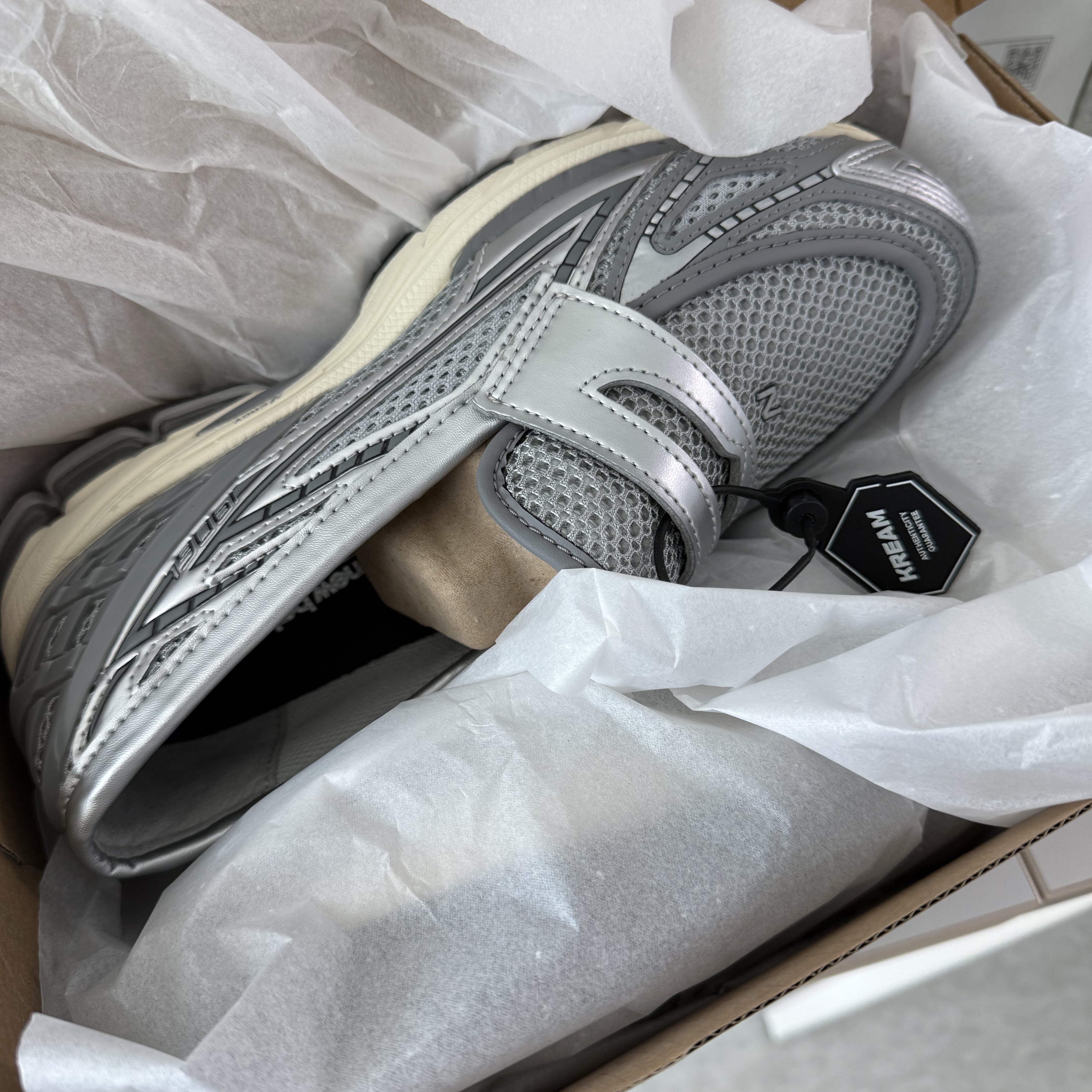 New Balance 1906L Grey Silver 착용 스타일 - 1