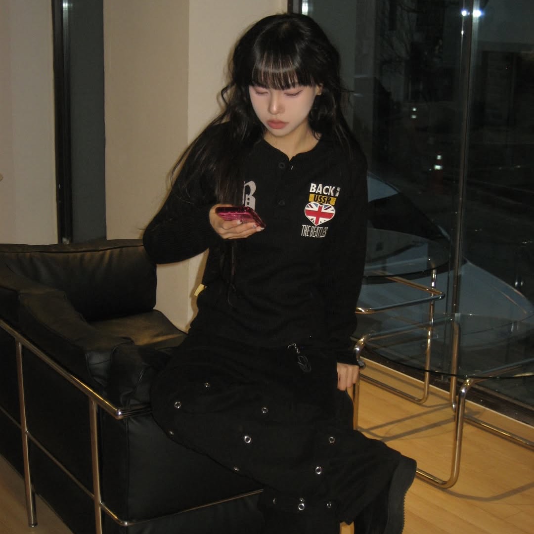 MAINBOOTH Beatles x Waffleton Henley Neck T-Shirt Black 착용 스타일 - 6