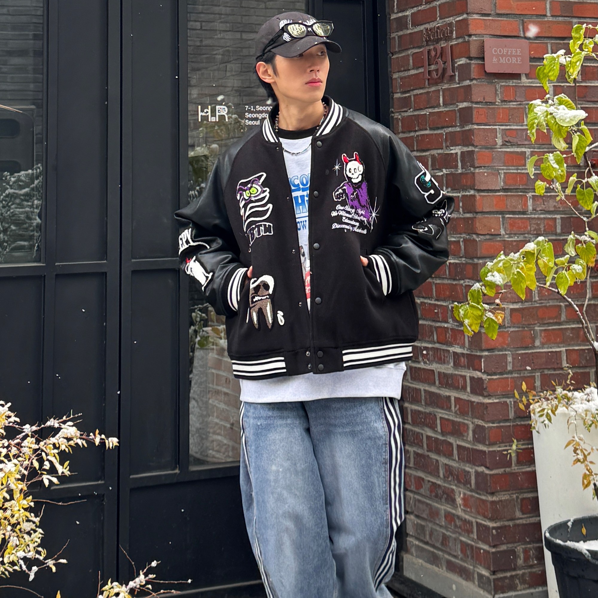 MAINBOOTH Creepy Devil Varsity Jacket Black 착용 스타일 - 3