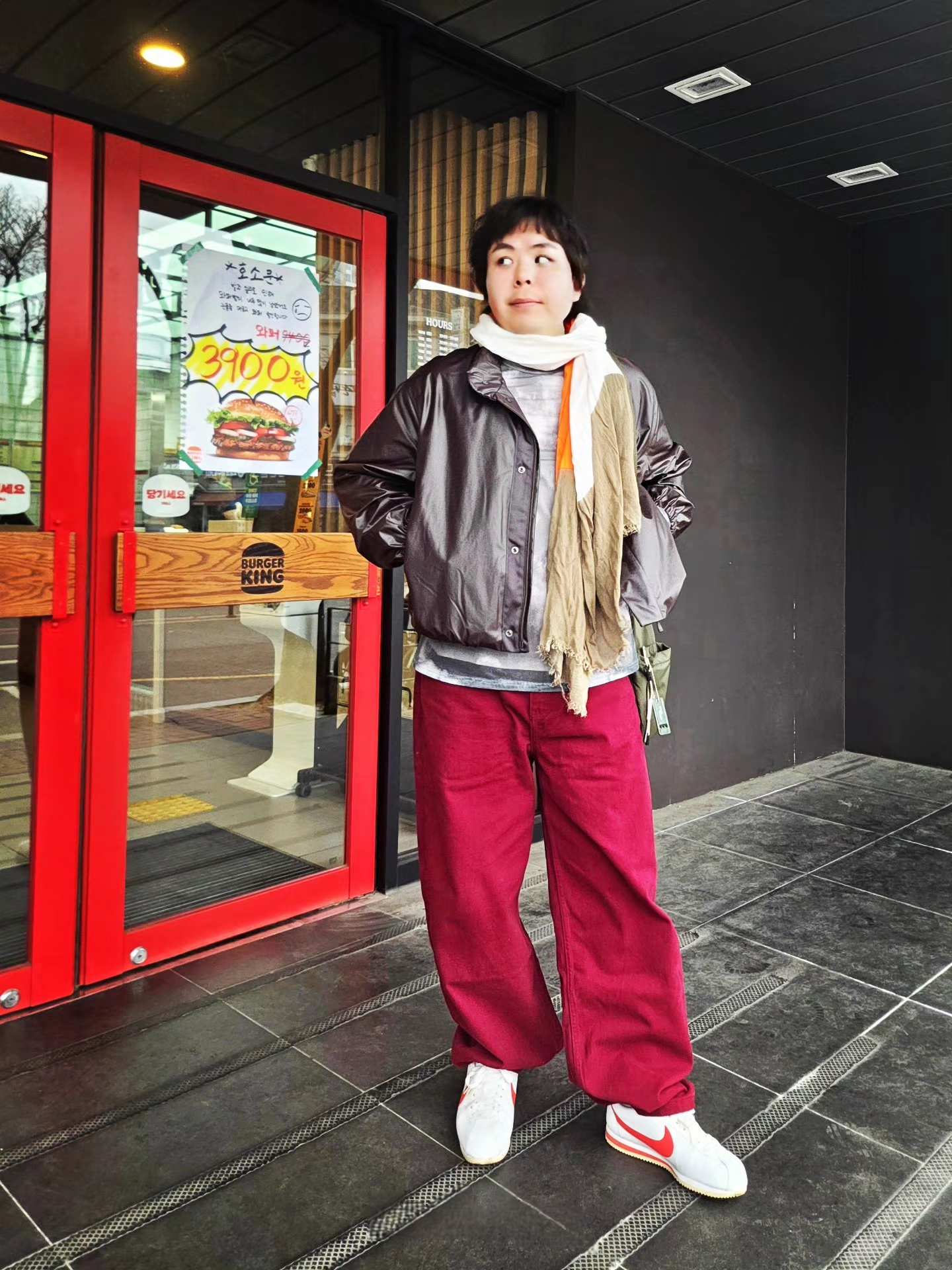 (W) Nike Classic Cortez Leather White Magic Ember, Millo Archive Reflect Curved Pants Burgundy 착용 스타일 - 3