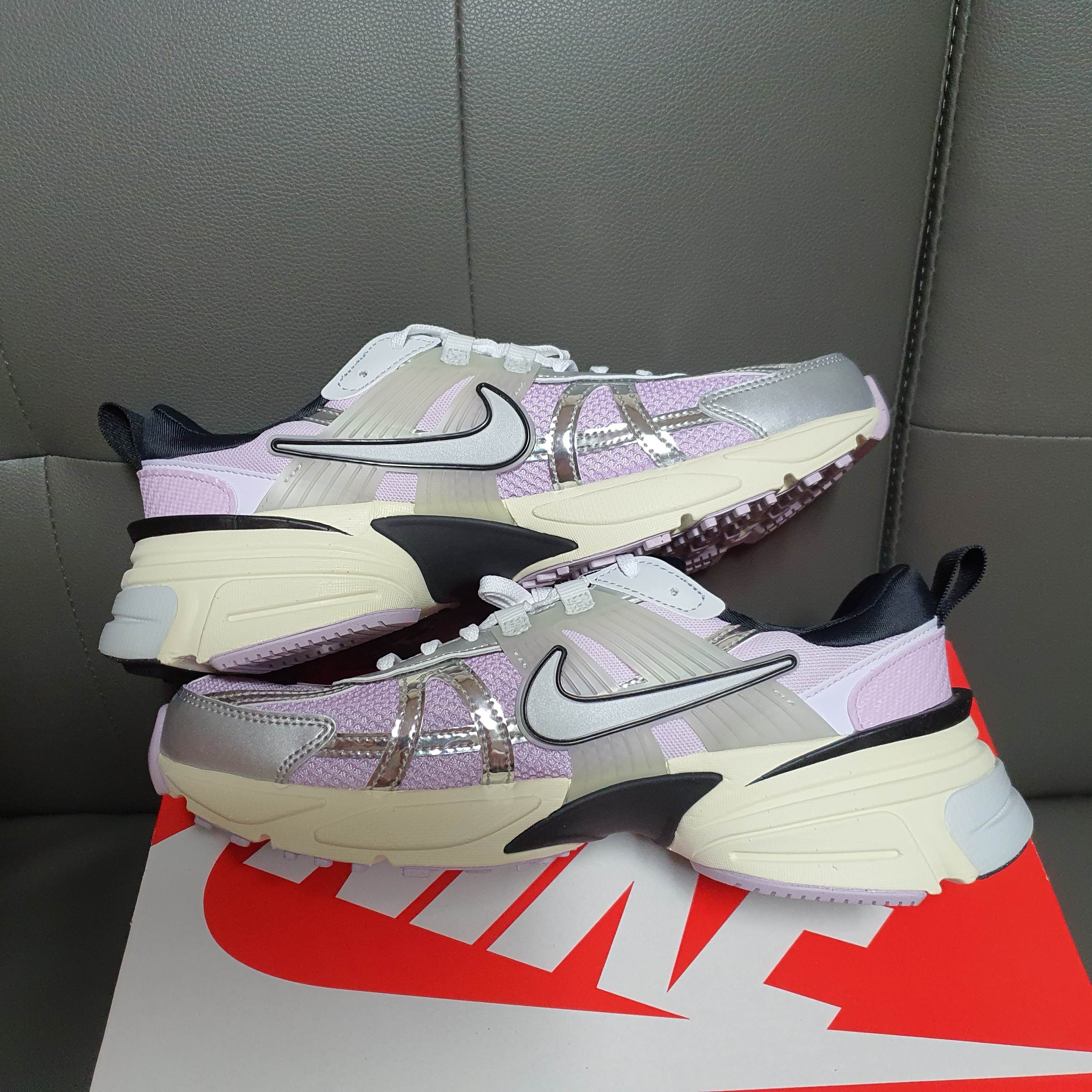 (W) Nike V2K Run Doll Black 착용 스타일
