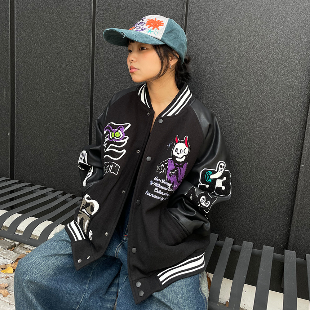 MAINBOOTH Creepy Devil Varsity Jacket Black, MAINBOOTH Creepy Sun Ball Cap Green 착용 스타일 - 2