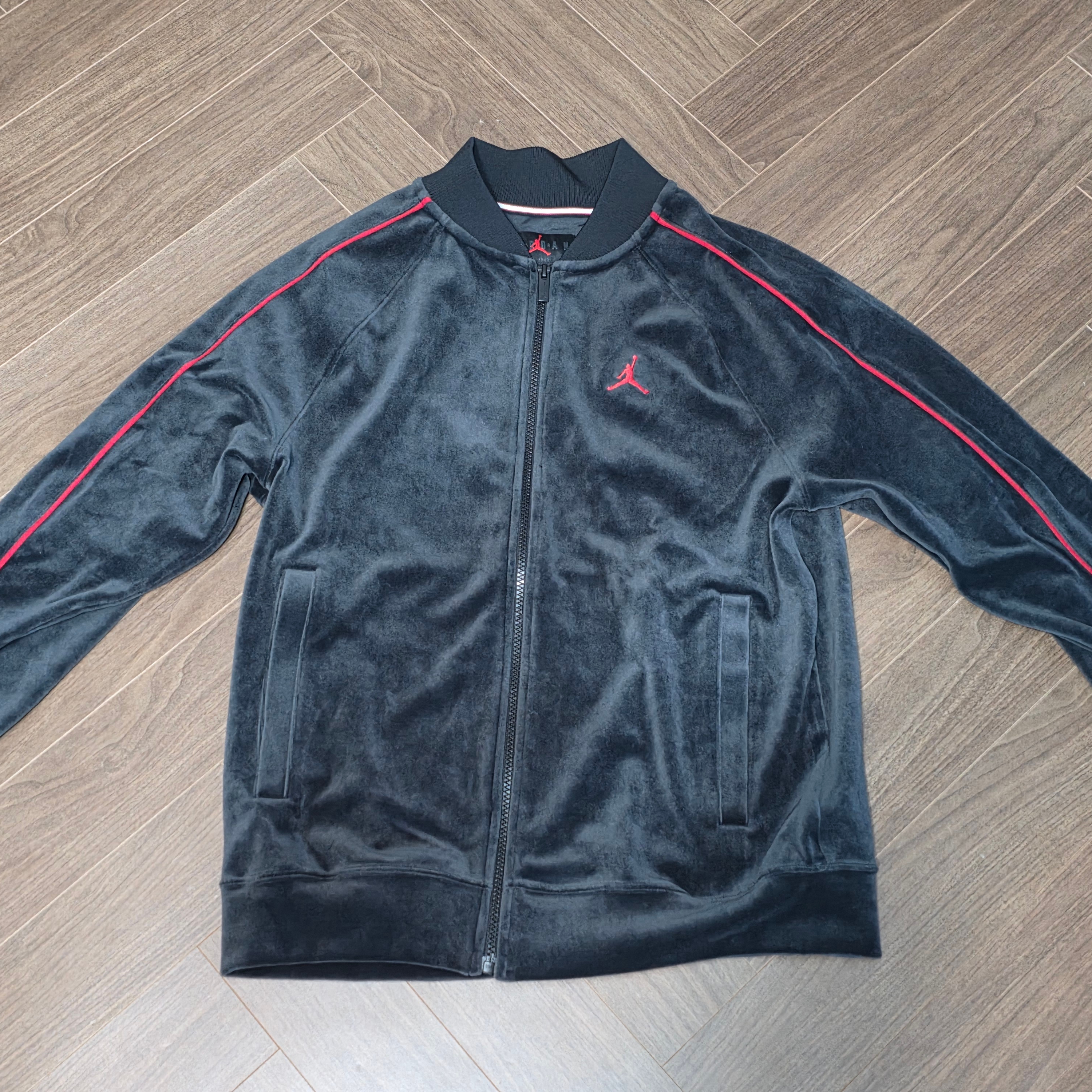 Jordan Brooklyn Velour Track Jacket Black Gym Red 착용 스타일
