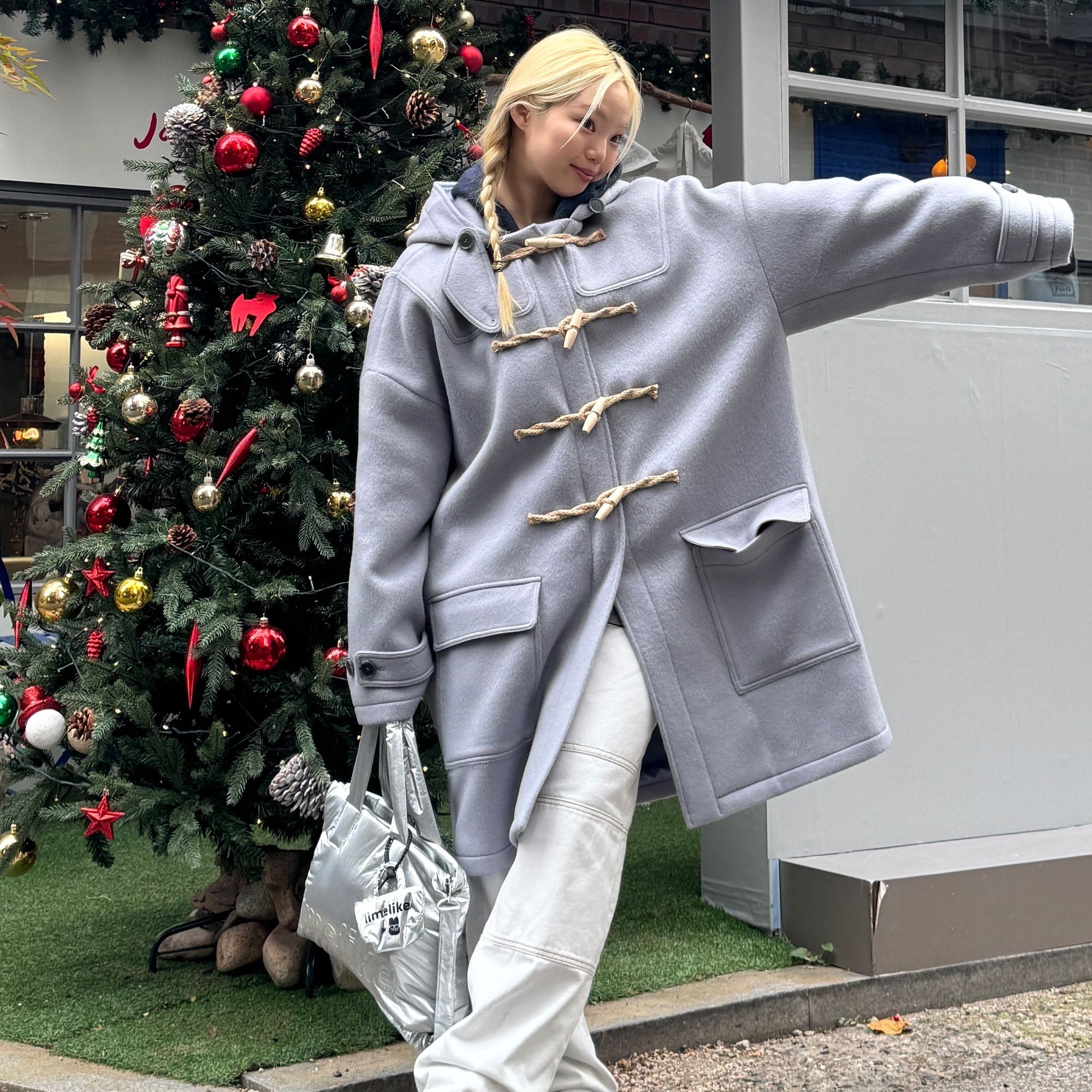 MAINBOOTH Oversized Duffle Coat Ash Blue 착용 스타일 - 4