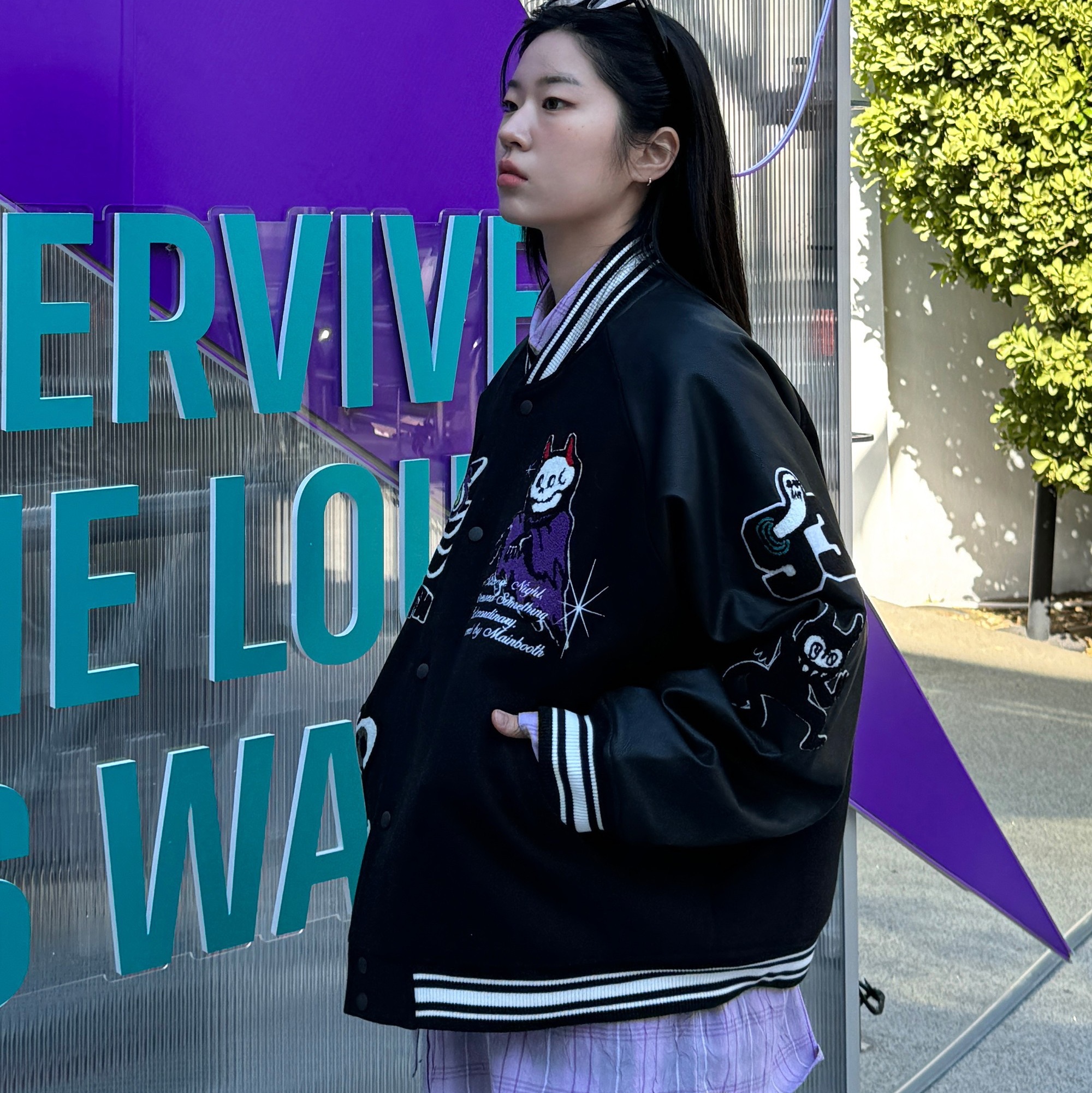 MAINBOOTH Creepy Devil Varsity Jacket Black 착용 스타일 - 3