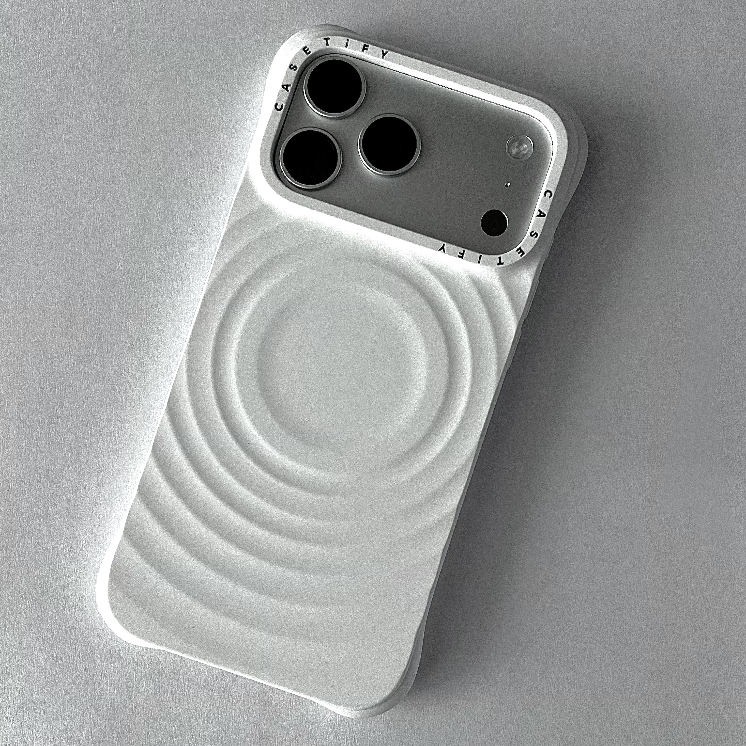 Casetify iPhone MagSafe Ripple Case White 착용 스타일 - 1