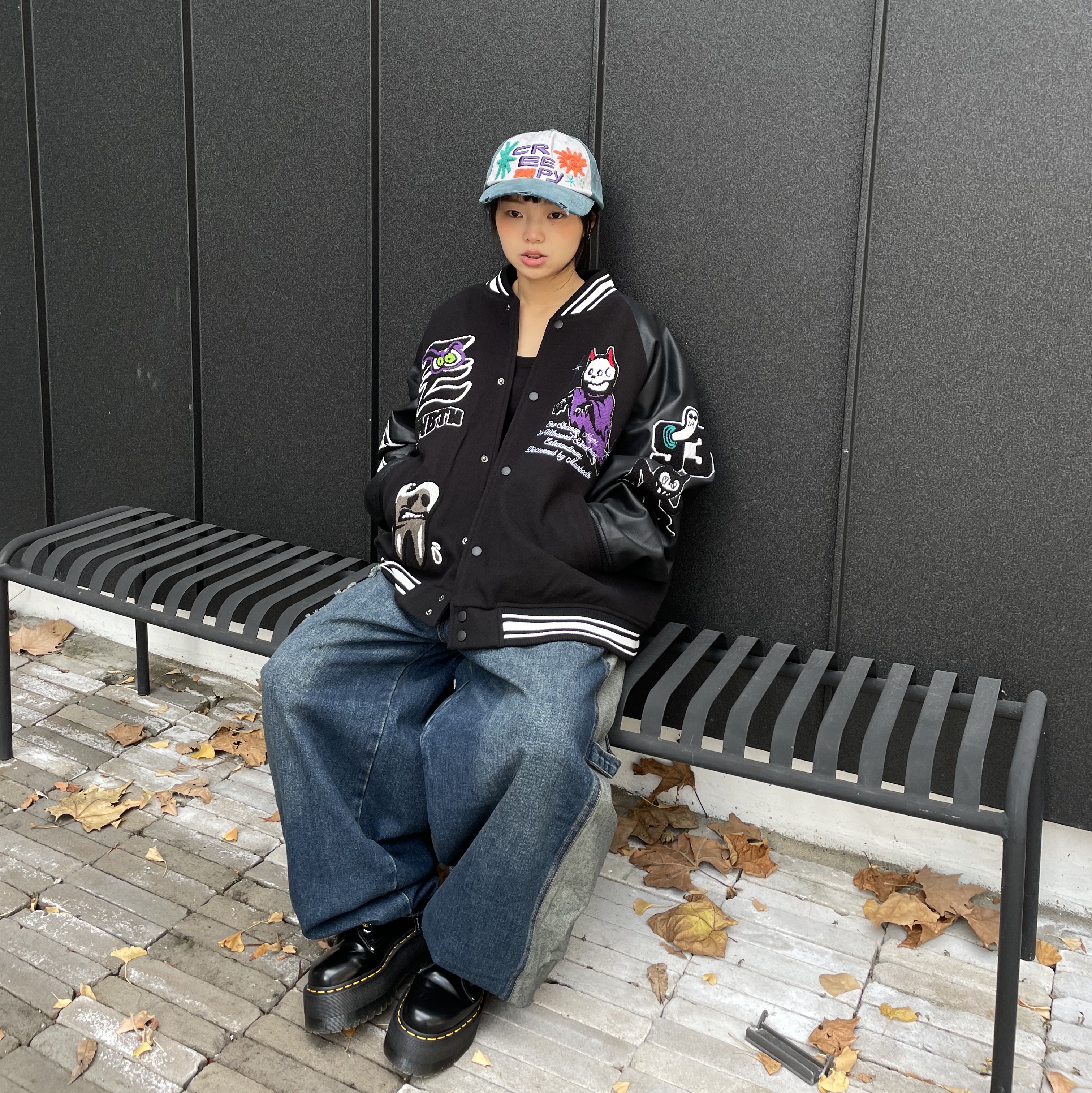 MAINBOOTH Creepy Devil Varsity Jacket Black, MAINBOOTH Creepy Sun Ball Cap Green 착용 스타일 - 4