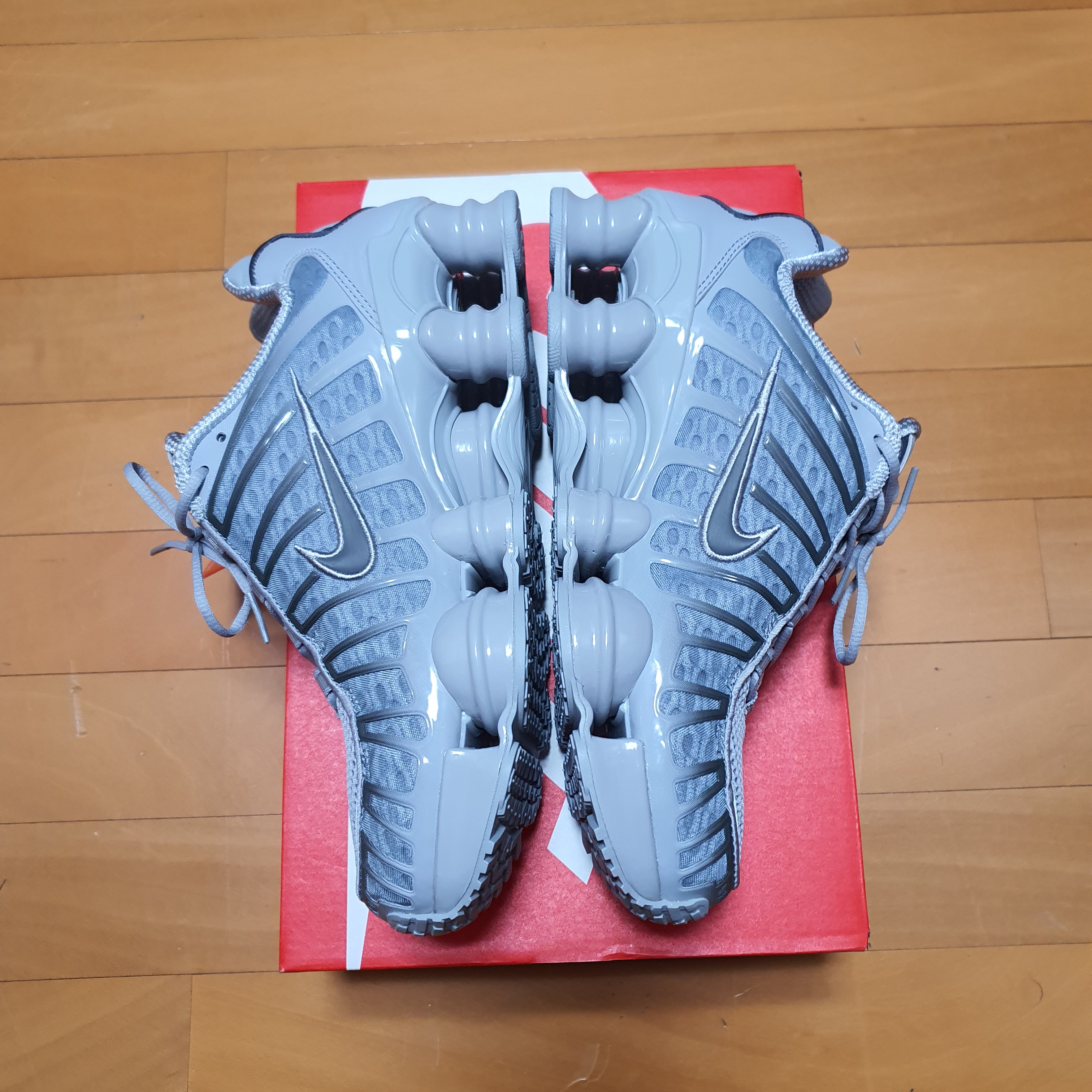 Nike Shox TL Wolf Grey Iron Grey 착용 스타일