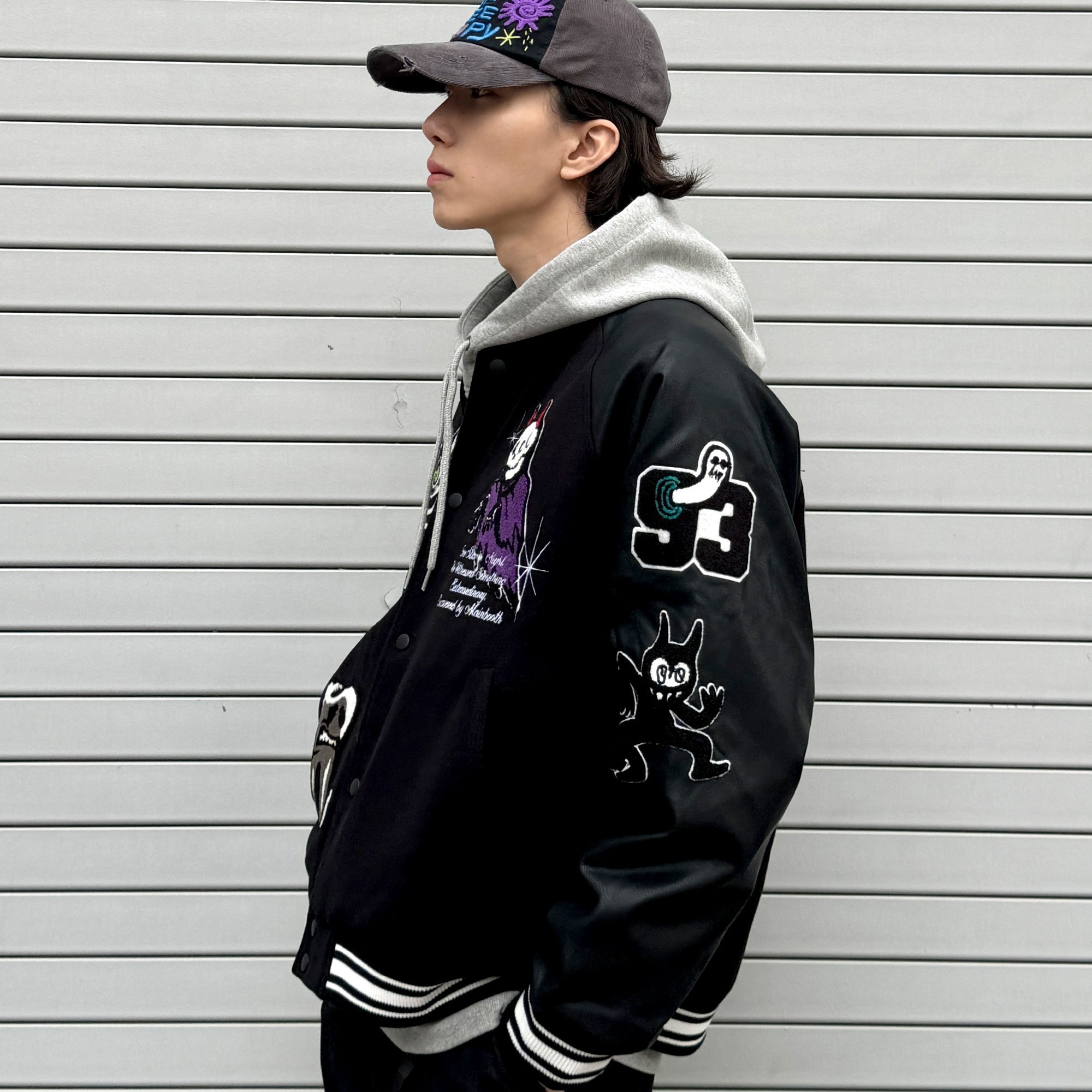 MAINBOOTH Creepy Devil Varsity Jacket Black, MAINBOOTH Creepy Sun Ball Cap Black 착용 스타일 - 4