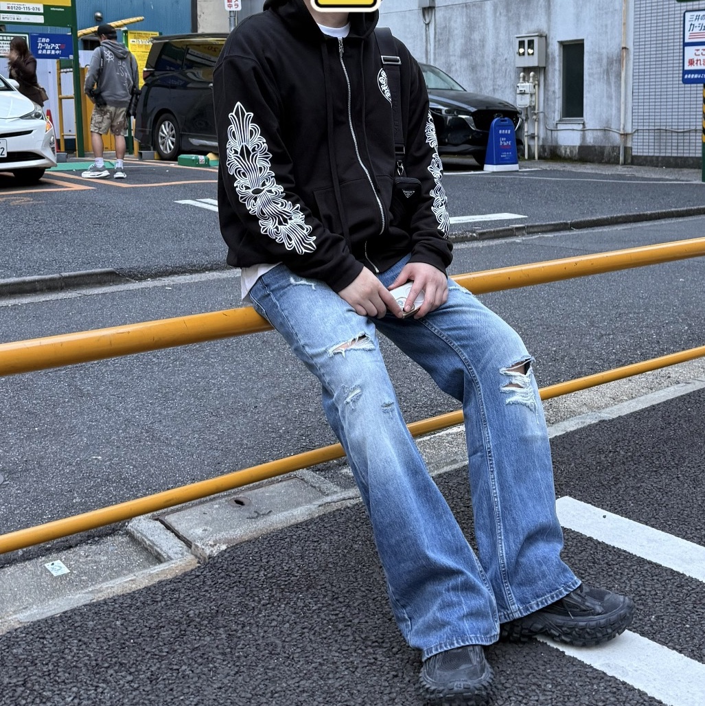 Chrome Hearts Horseshoe Logo Pocket T-Shirt White, Chrome Hearts Horseshoe Floral Heavyweight Zip-Up Hoodie Black 착용 스타일