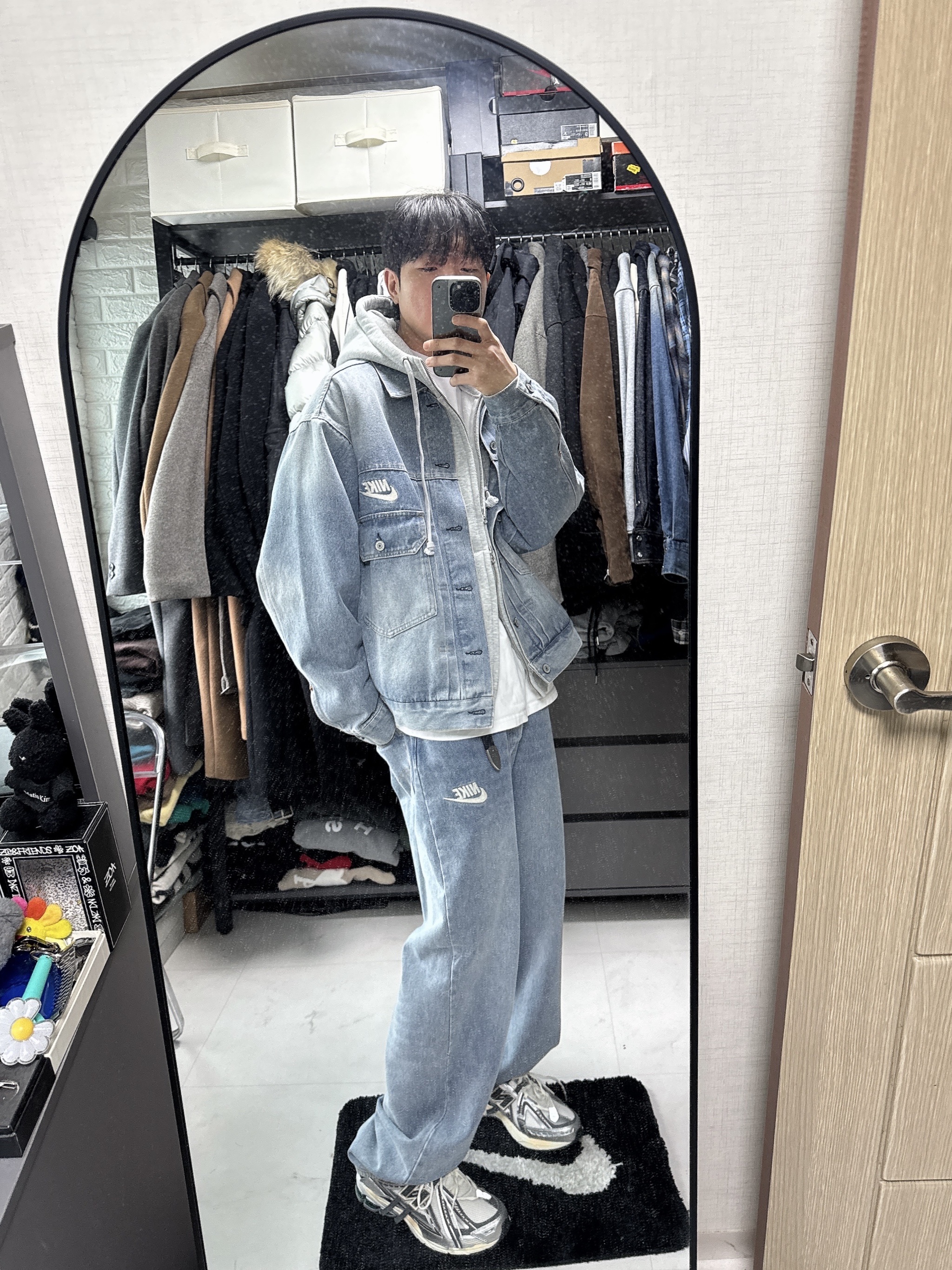 New Balance 1906A Silver Metallic Castlerock, Levi's x Nike Trucker Jacket Light Blue 착용 스타일 - 1