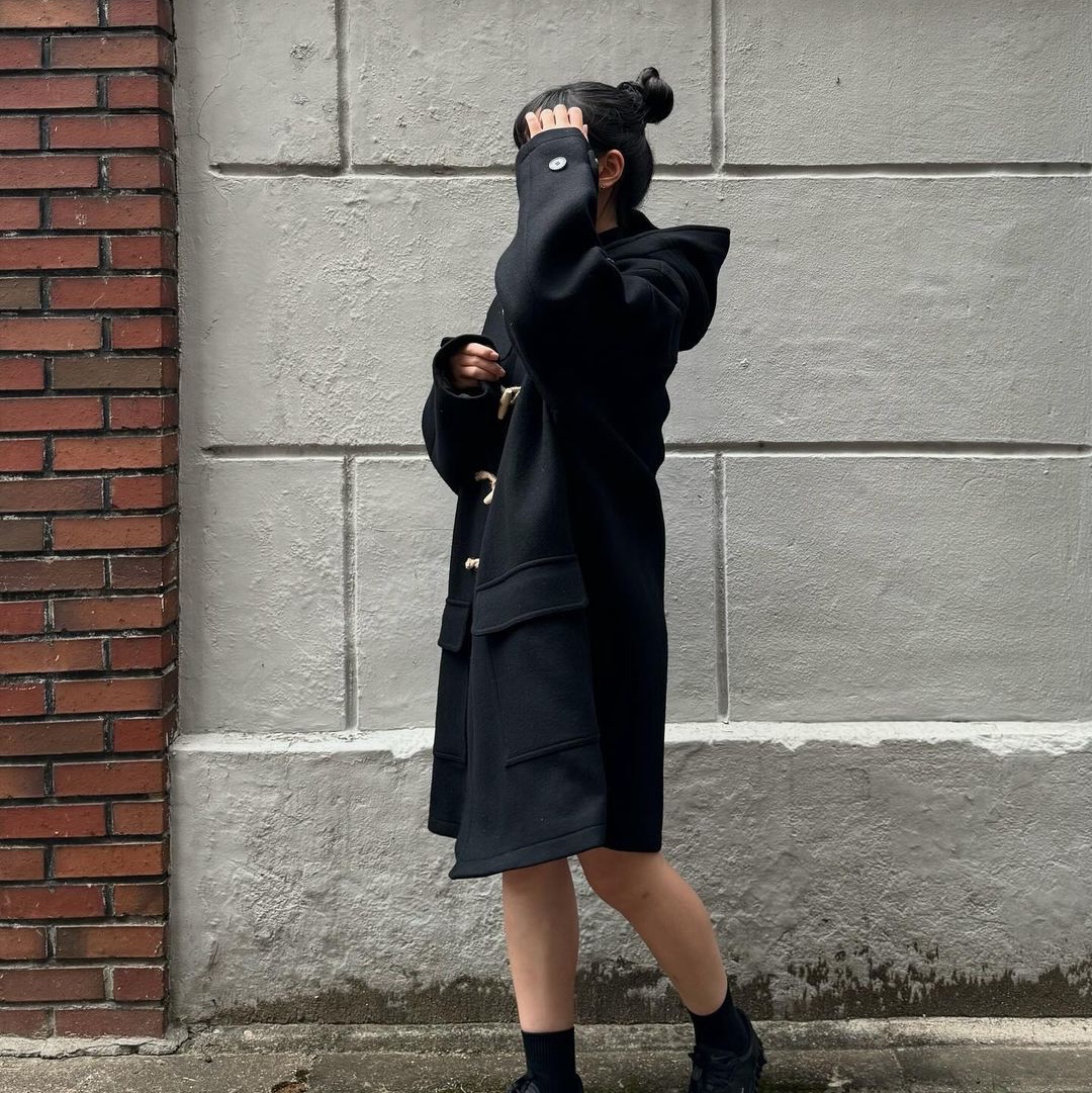 MAINBOOTH Oversized Duffle Coat Black 착용 스타일 - 2