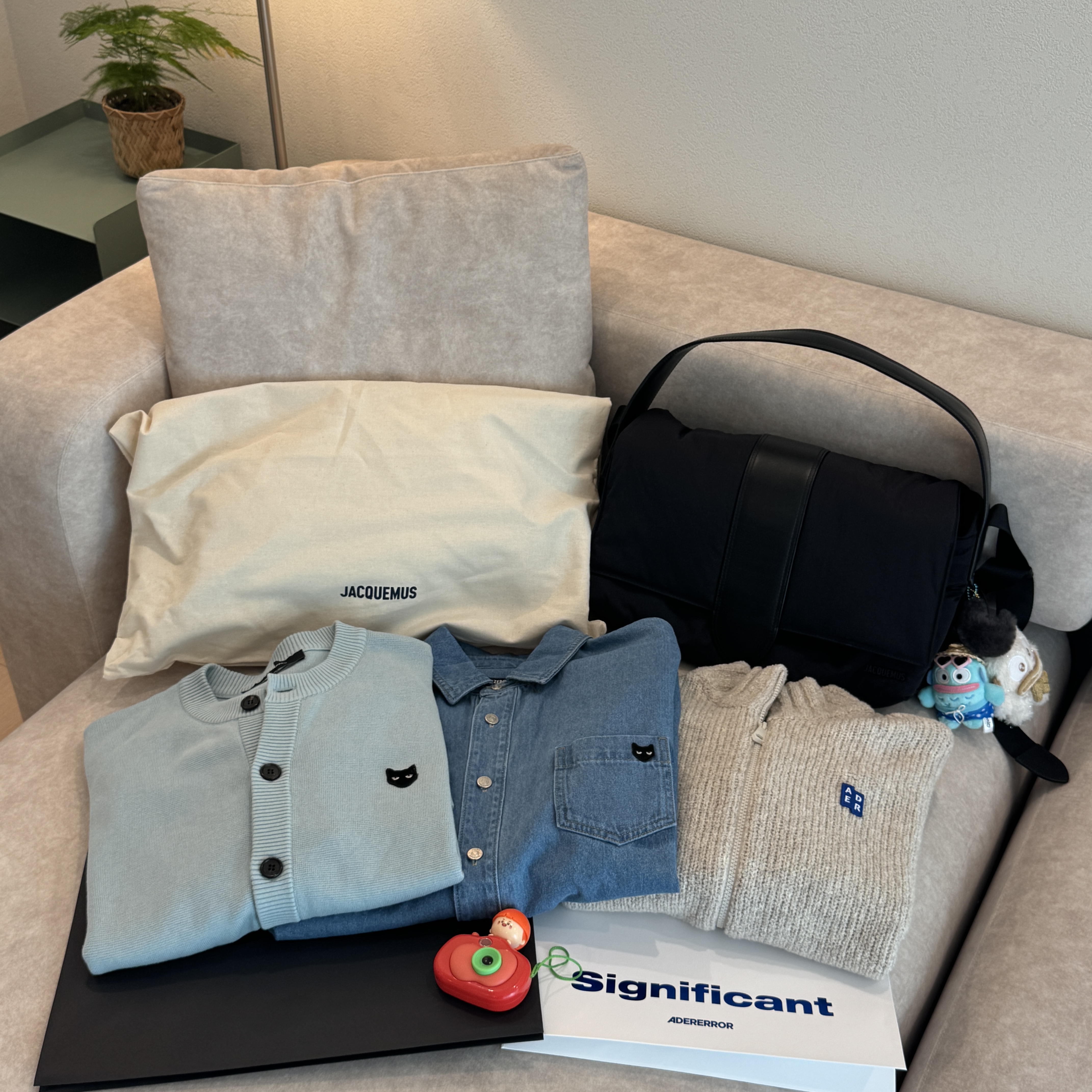 SONGZIO ZZERO Panther Round Neck Cardigan Sky Blue, Jacquemus Le Messenger Bambino Black 착용 스타일