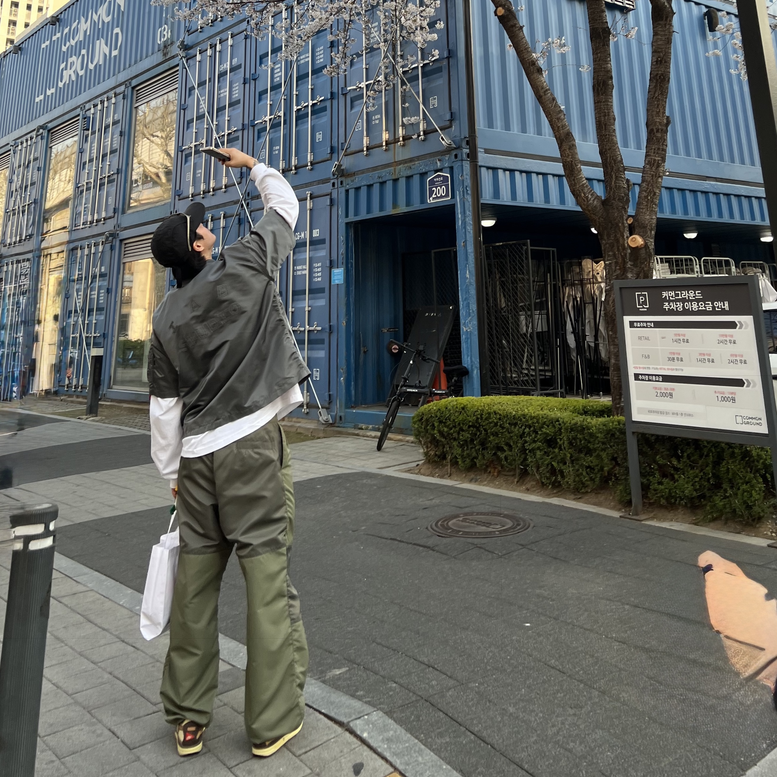 Palace x The North Face Purple Label Mountain Wind Pants Sage Green - 25FW, Nike x Travis Scott Air Max 1 Cact.us Brown 착용 스타일