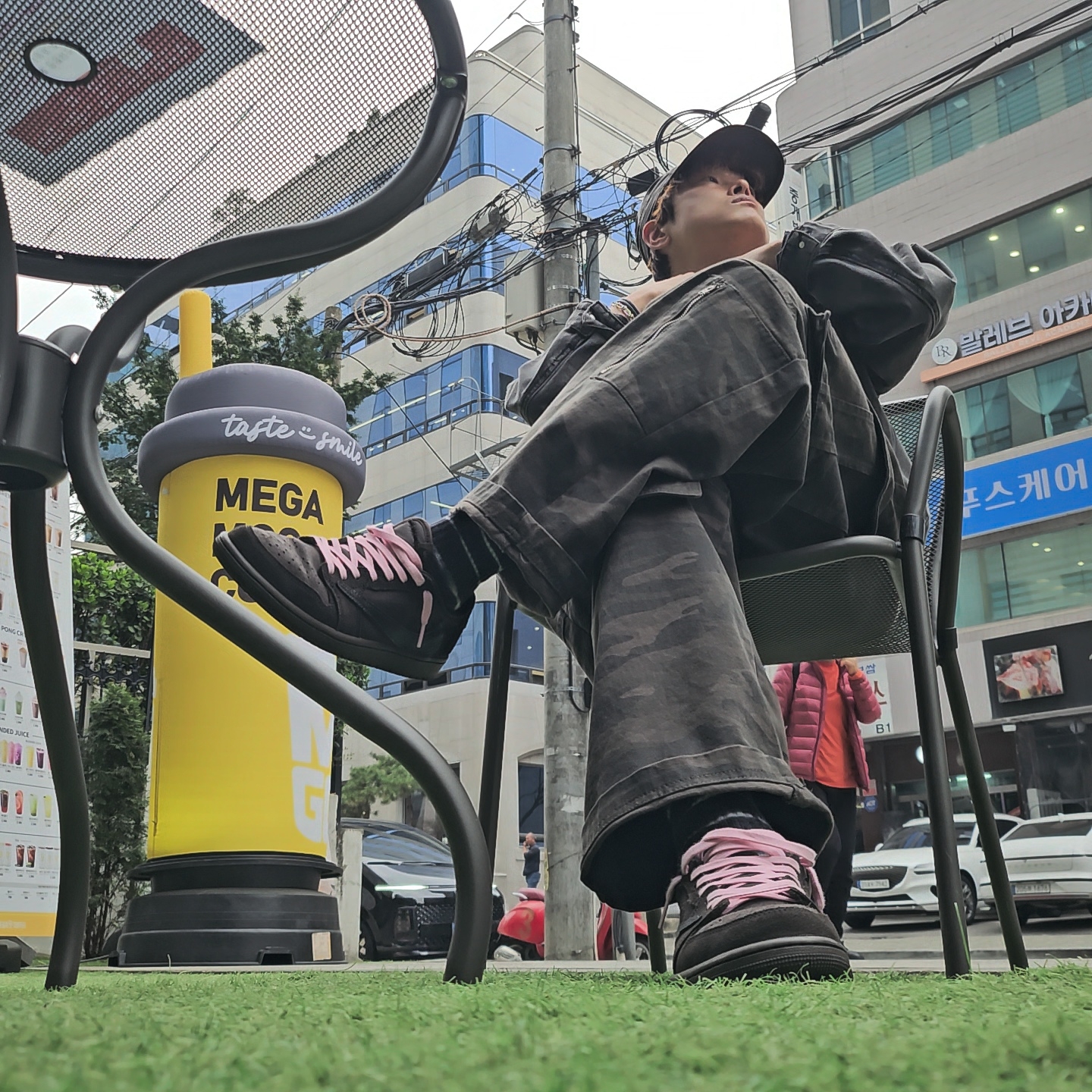 Jordan 1 x Travis Scott Retro Low OG SP Velvet Brown and Dark Mocha, Diesel Dx1509 Stainless Steel Chain Necklace Silver 착용 스타일 - 3