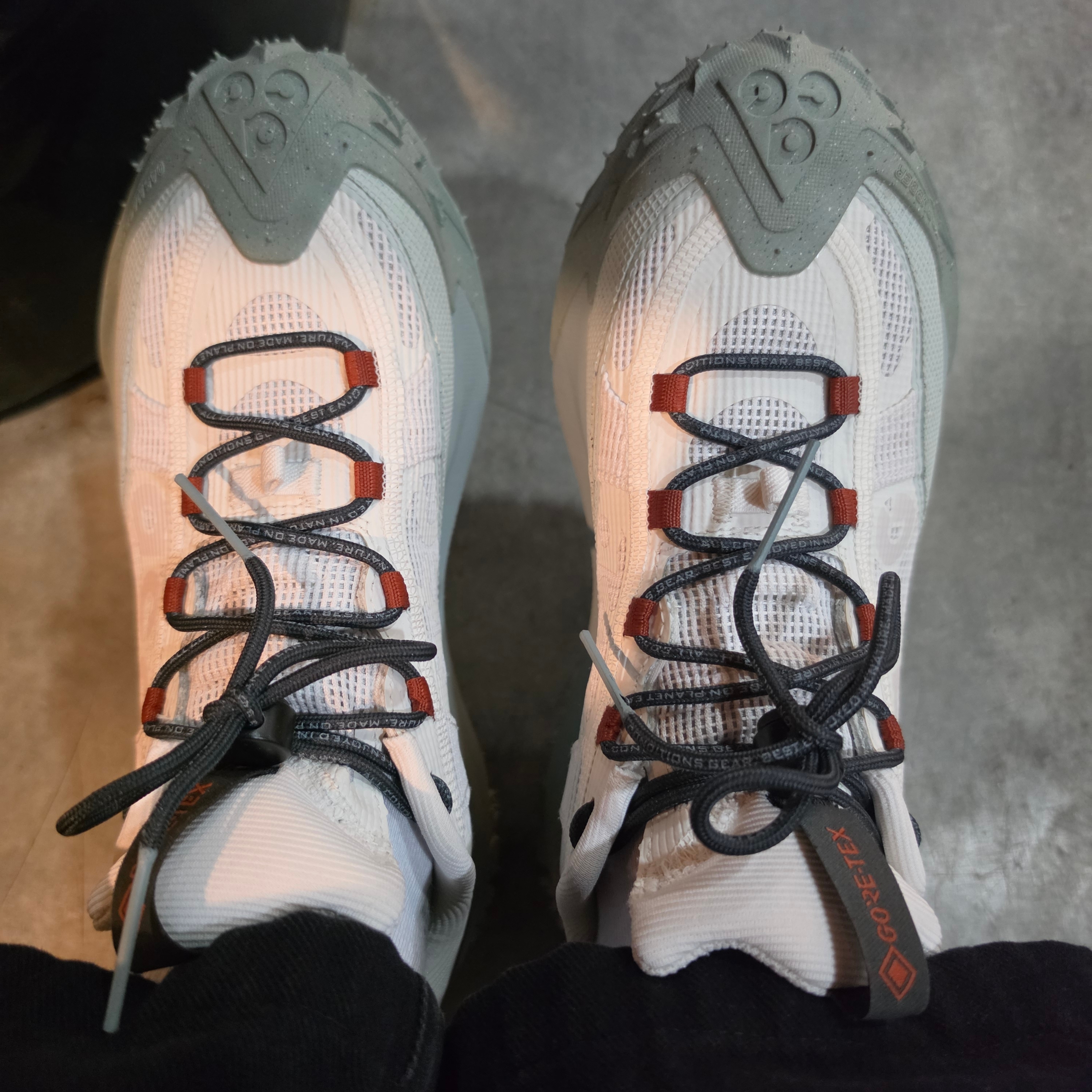 Nike ACG Mountain Fly 2 Low Gore-Tex Phantom Dark Smoke Grey 착용 스타일