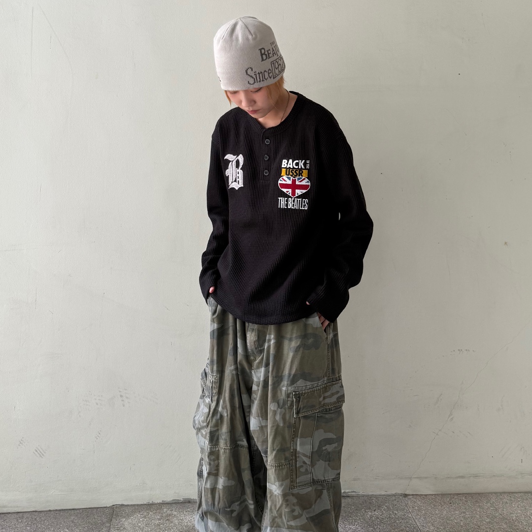 MAINBOOTH Beatles x Waffleton Henley Neck T-Shirt Black 착용 스타일